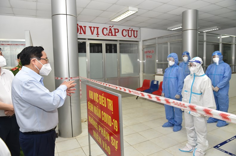 Thủ tướng Phạm Minh Chính động viên các thầy thuốc trên tuyến đầu chống dịch tại Long An, ngày 10/7 - Ảnh VGP