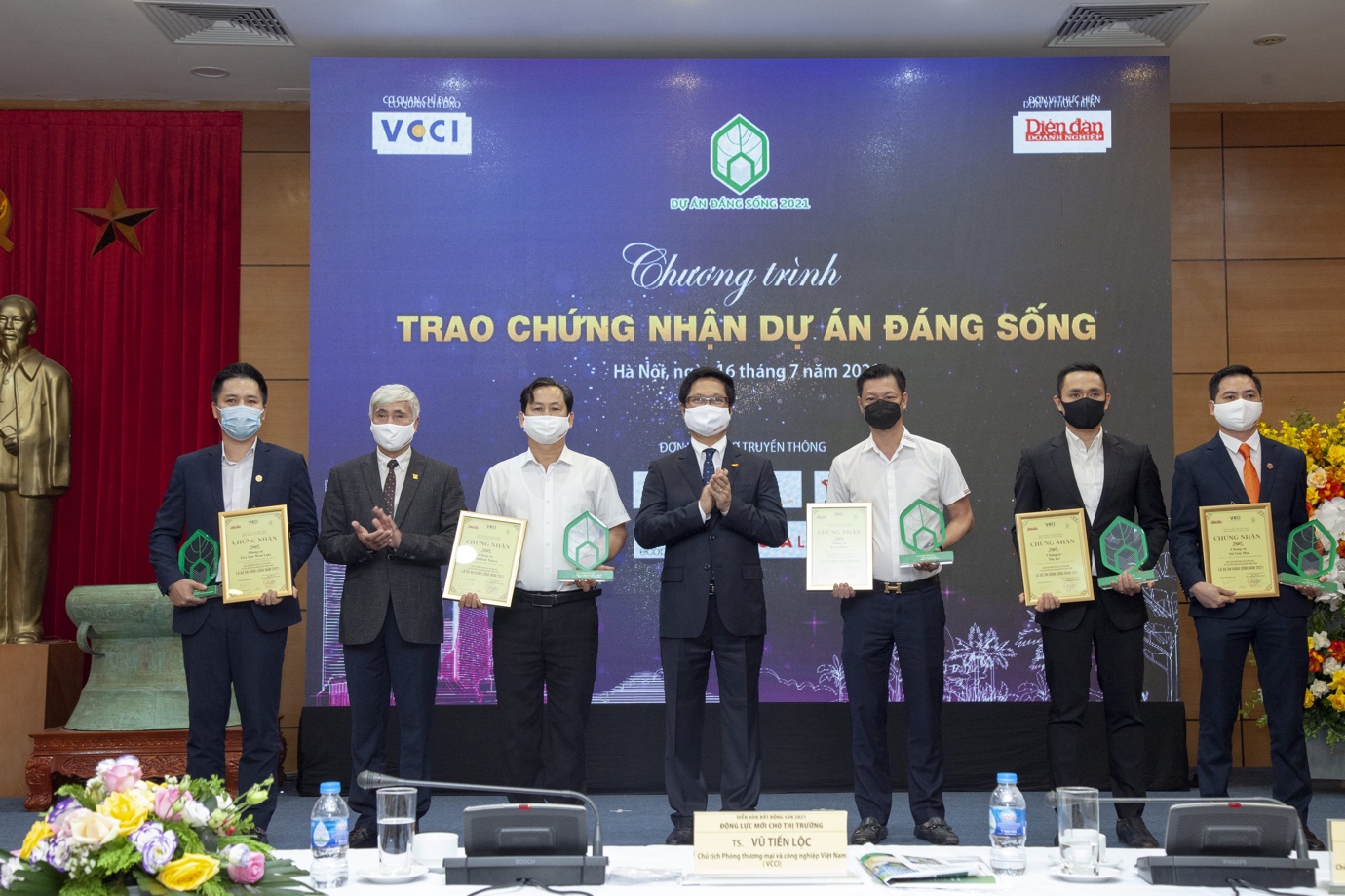 Ông Phạm Hải Đăng - Phó Tổng giám đốc Tập đoàn GFS (ngoài cùng bên trái) đại diện nhận Chứng nhận giải thưởng tại chương trình vinh danh “Link Trang Chủ PG88.Com Mới #2026 đáng sống 2021”.