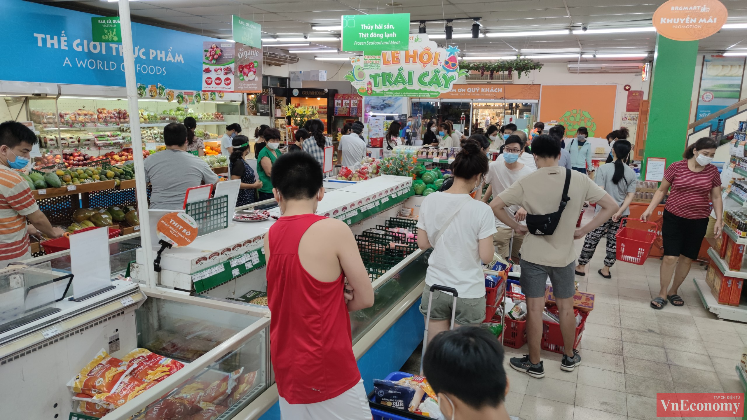 Tại si&ecirc;u thị BigC Supercenter (đường Trường Chinh), thời điểm hơn 20h tối ng&agrave;y 18/7, vẫn c&ograve;n rất đ&ocirc;ng người d&acirc;n đang tranh thủ mua sắm.