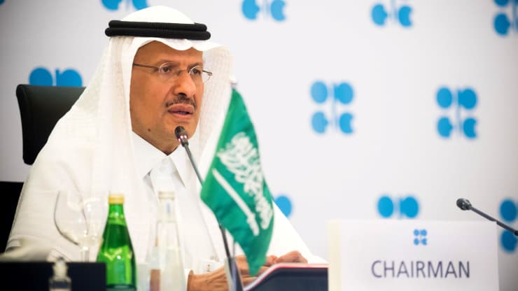 Bộ trưởng Bộ Dầu lửa Saudi Arabia, hoàng tử Abdulaziz bin Salman, tại cuộc họp trực tuyến khẩn cấp của OPEC+ vào tháng 4/2020 - Ảnh: Reuters.