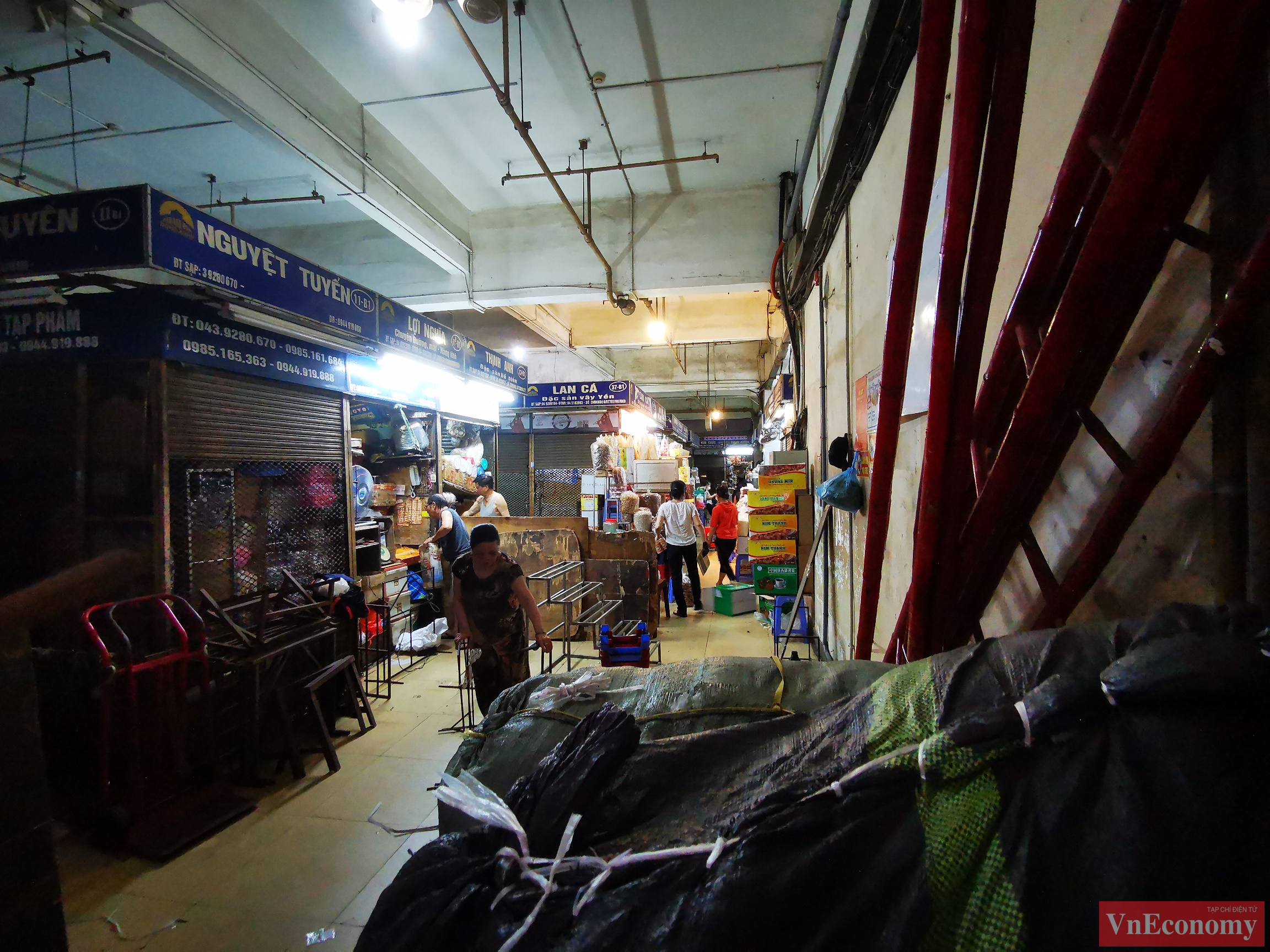 Trong ng&agrave;y h&ocirc;m nay, hơn 2.000 tiểu thương đ&atilde; tiến h&agrave;nh c&ocirc;ng t&aacute;c dọn dẹp, ni&ecirc;m phong ki ốt.