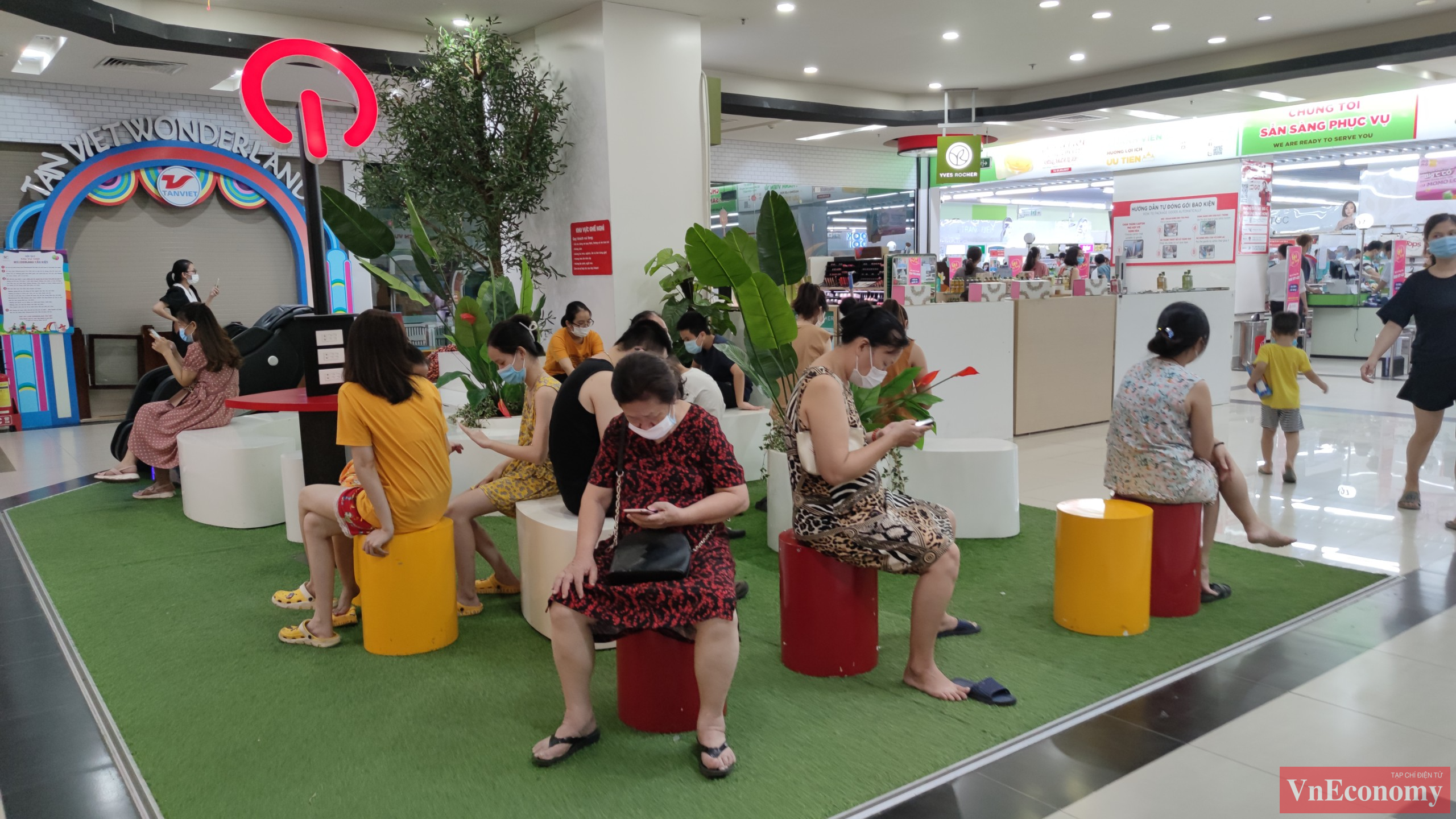 B&ecirc;n trong si&ecirc;u thị qu&aacute; đ&ocirc;ng cộng với h&agrave;ng d&agrave;i người đang xếp h&agrave;ng chờ thanh to&aacute;n đ&atilde; khiến một số người d&acirc;n phải t&igrave;m chỗ nghỉ ch&acirc;n cho đỡ mệt mỏi.