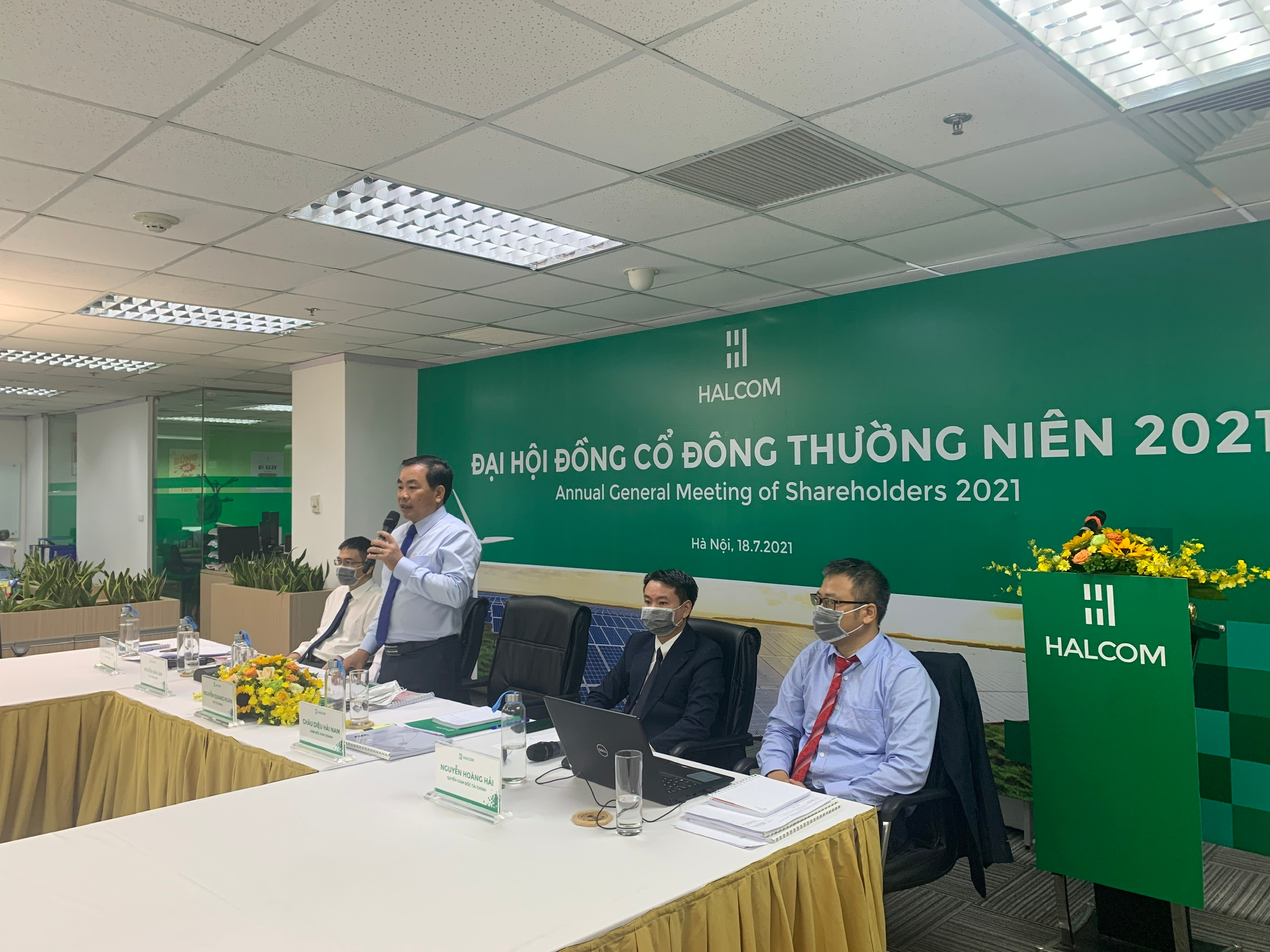 &Ocirc;ng Nguyễn Quang Hu&acirc;n &ndash; Chủ tịch HĐQT C&ocirc;ng ty CP Halcom Việt Nam c&ugrave;ng đo&agrave;n chủ tịch giải đ&aacute;p thắc mắc của cổ đ&ocirc;ng tham dự trực tuyến.