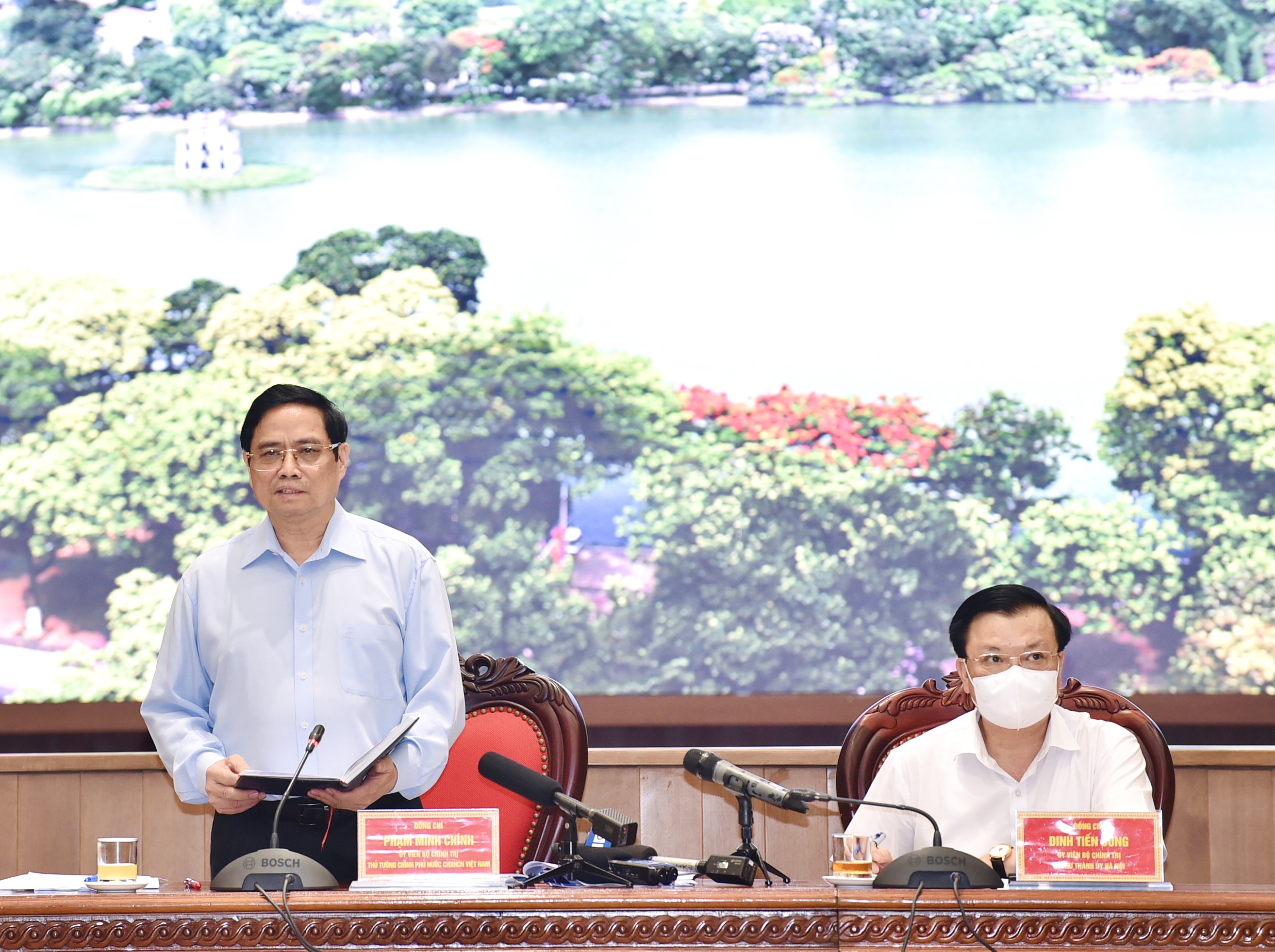 Thủ tướng Phạm Minh Ch&iacute;nh (tr&aacute;i) ph&aacute;t biểu - Ảnh: VGP
