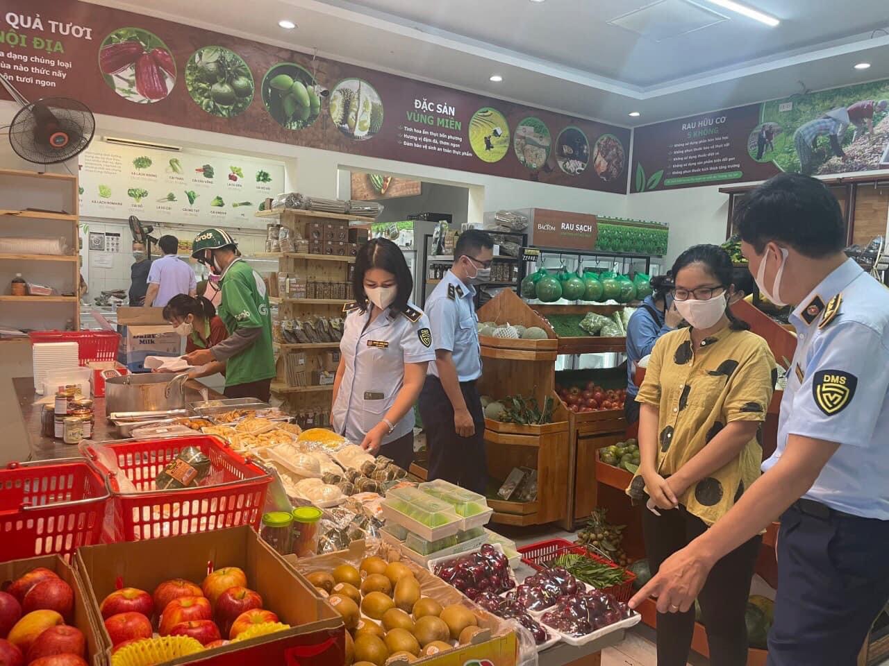 Lực lượng quản l&yacute; thị trường H&agrave; Nội đi kiểm tra một số điểm b&aacute;n h&agrave;ng trong chiều 18/7.