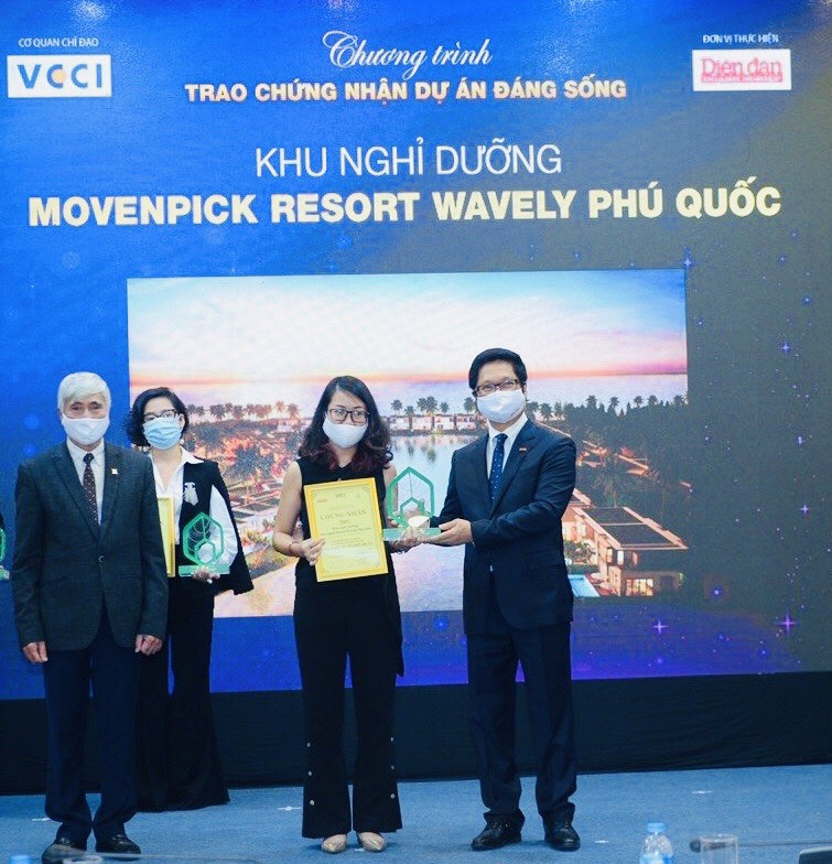 Đại diện MIKGroup nhận giải &ldquo;Khu nghỉ dưỡng được y&ecirc;u th&iacute;ch nhất 2021&rdquo; cho Movenpick Resort Waverly Ph&uacute; Quốc.