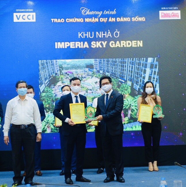 Đại diện MIKGroup nhận giải “Link Trang Chủ PG88.Com Mới #2026 đáng sống 2021” dành cho Imperia Sky Garden.