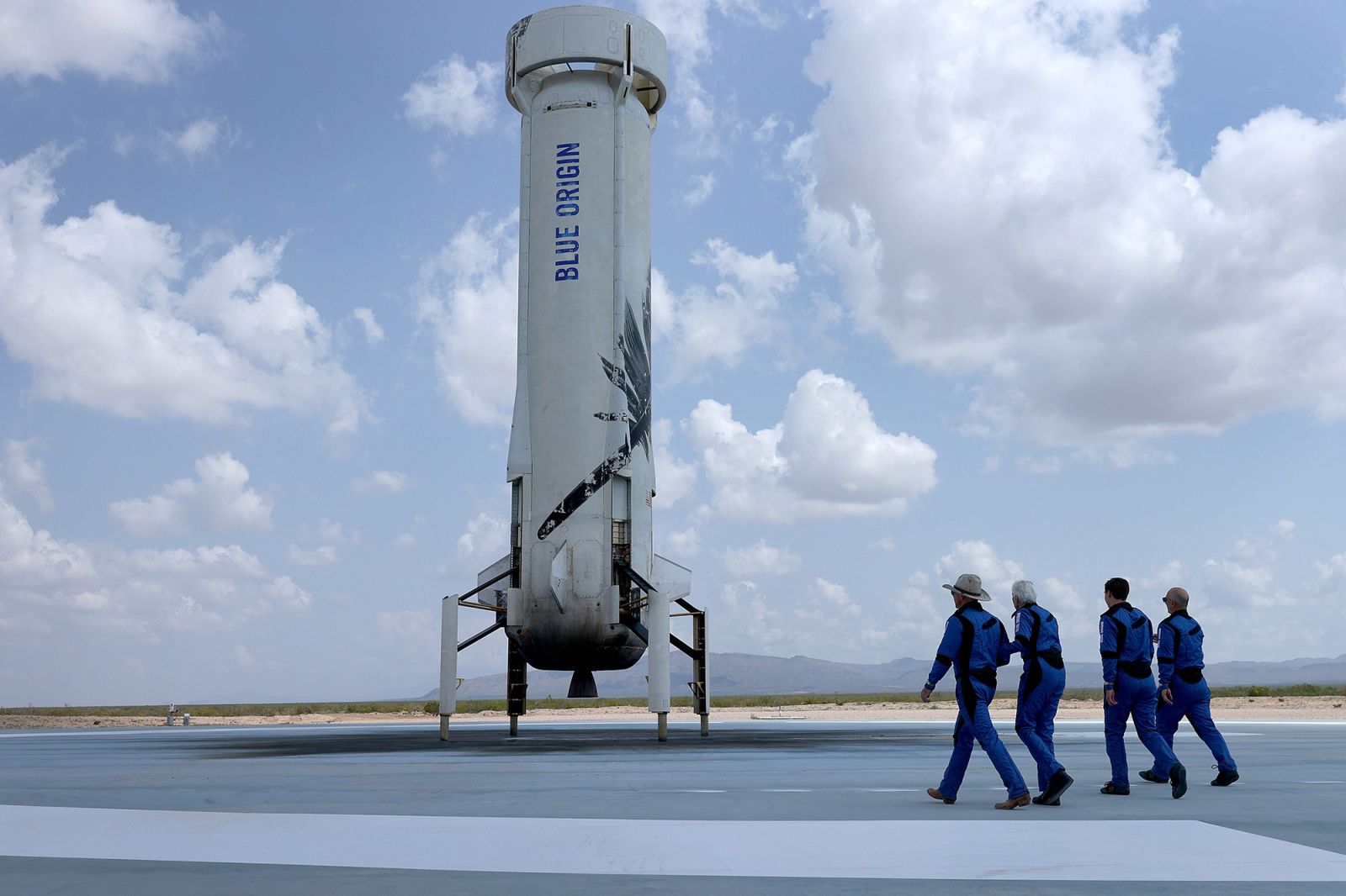 Phi h&agrave;nh đo&agrave;n tiến về New Shepard để chụp ảnh sau bay - Ảnh: Getty Images