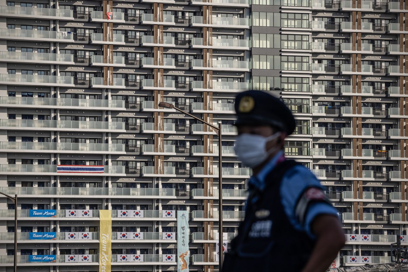 Một vi&ecirc;n cảnh s&aacute;t đứng g&aacute;c tại l&agrave;ng vận động vi&ecirc;n Olympic ở Tokyo - Ảnh: Getty/WSJ.