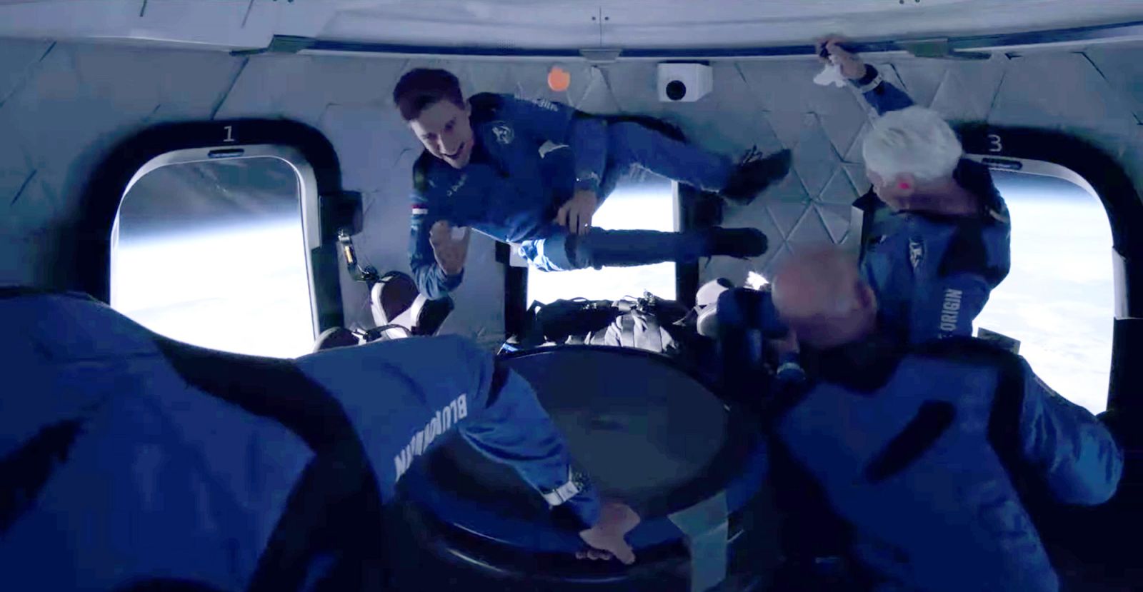 Phi h&agrave;nh đo&agrave;n trải nghiệm cảm gi&aacute;c kh&ocirc;ng trọng lực ở r&igrave;a vũ trụ - Ảnh:&nbsp;Blue Origin/Reuters