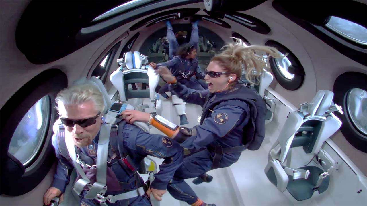 &Ocirc;ng&nbsp;Bezos trở th&agrave;nh tỷ ph&uacute; thứ hai bay v&agrave;o vũ trụ trong v&ograve;ng chưa đầy hai tuần qua. H&ocirc;m 11/7, tỷ ph&uacute;&nbsp;Richard Branson,&nbsp;người s&aacute;ng lập tập đo&agrave;n Virgin Group, cũng tham gia chuyến bay chở người đầu ti&ecirc;n tr&ecirc;n t&agrave;u vũ trụ VSS Unity do c&ocirc;ng ty con Virgin Galactic chế tạo. Virgin Galactic v&agrave; Blue Origin đang cạnh tranh tr&ecirc;n đường đua đưa kh&aacute;ch du lịch ra vũ trụ. Gi&aacute; v&eacute; cho một suất du lịch của Virgin Galactic l&agrave; 250.000 USD, c&ograve;n Blue Origin chưa c&ocirc;ng bố gi&aacute;. Cả hai đều mang đến cho du kh&aacute;ch trải nghiệm kh&ocirc;ng trọng lực trong v&agrave;i ph&uacute;t v&agrave; ngắm nh&igrave;n tr&aacute;i đất từ tr&ecirc;n cao - Ảnh: Virgin Galactic&nbsp;