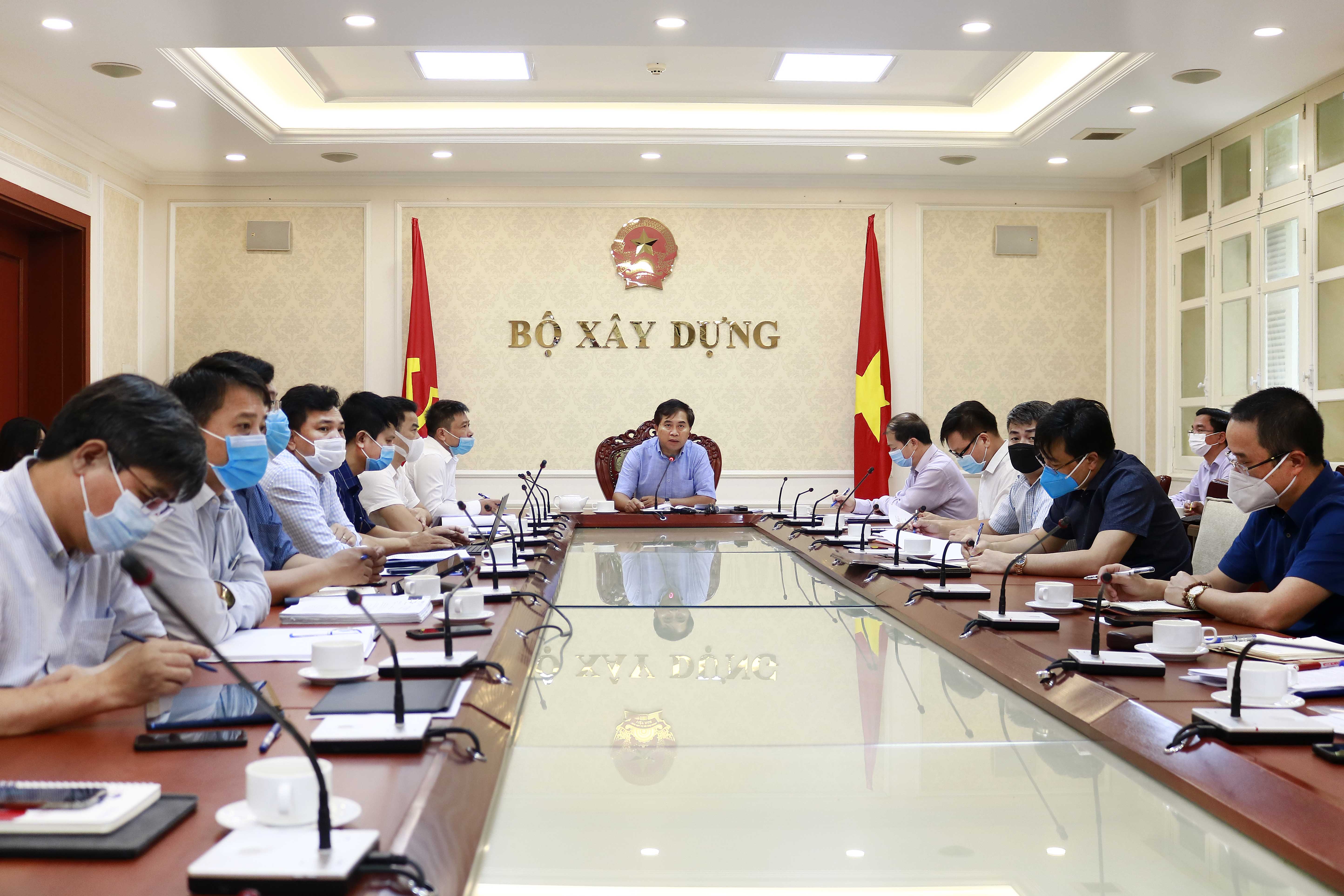 Thứ trưởng Bộ X&acirc;y dựng L&ecirc; Quang H&ugrave;ng chủ tr&igrave; cuộc họp
