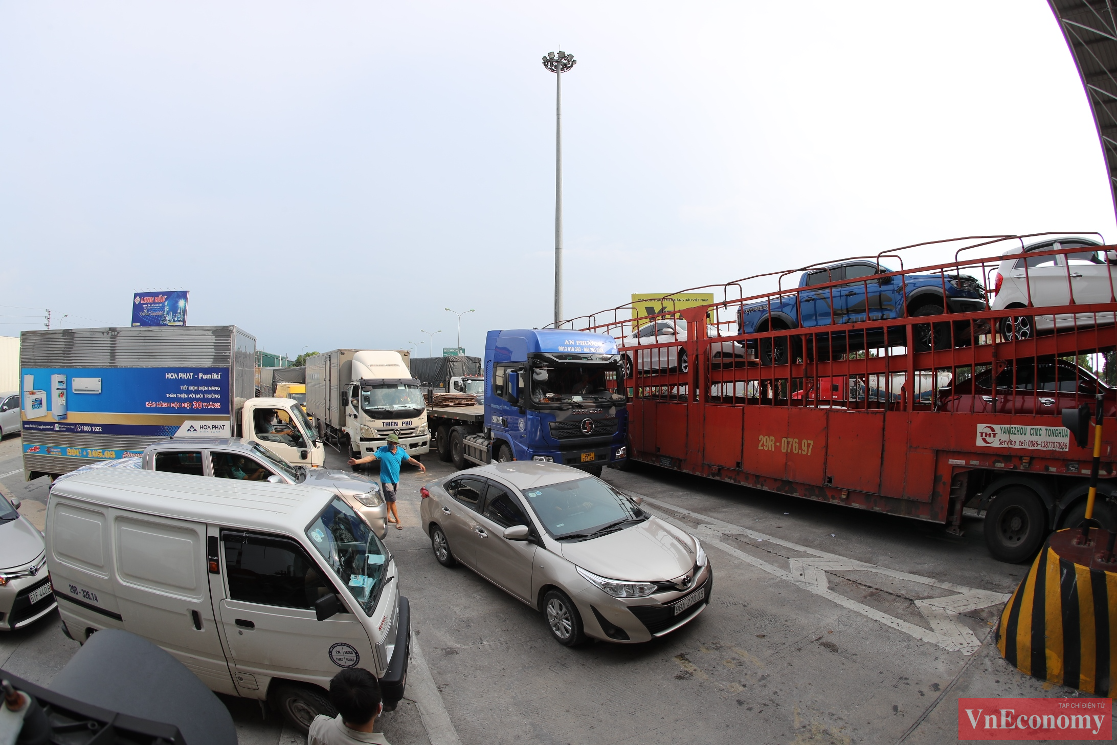 Ng&agrave;y đầu ti&ecirc;n H&agrave; Nội thực hiện gi&atilde;n c&aacute;ch x&atilde; hội, h&agrave;ng loạt xe &ocirc; t&ocirc; đ&atilde; phải quay đầu v&igrave; kh&ocirc;ng được ph&eacute;p đi v&agrave;o H&agrave; Nội.