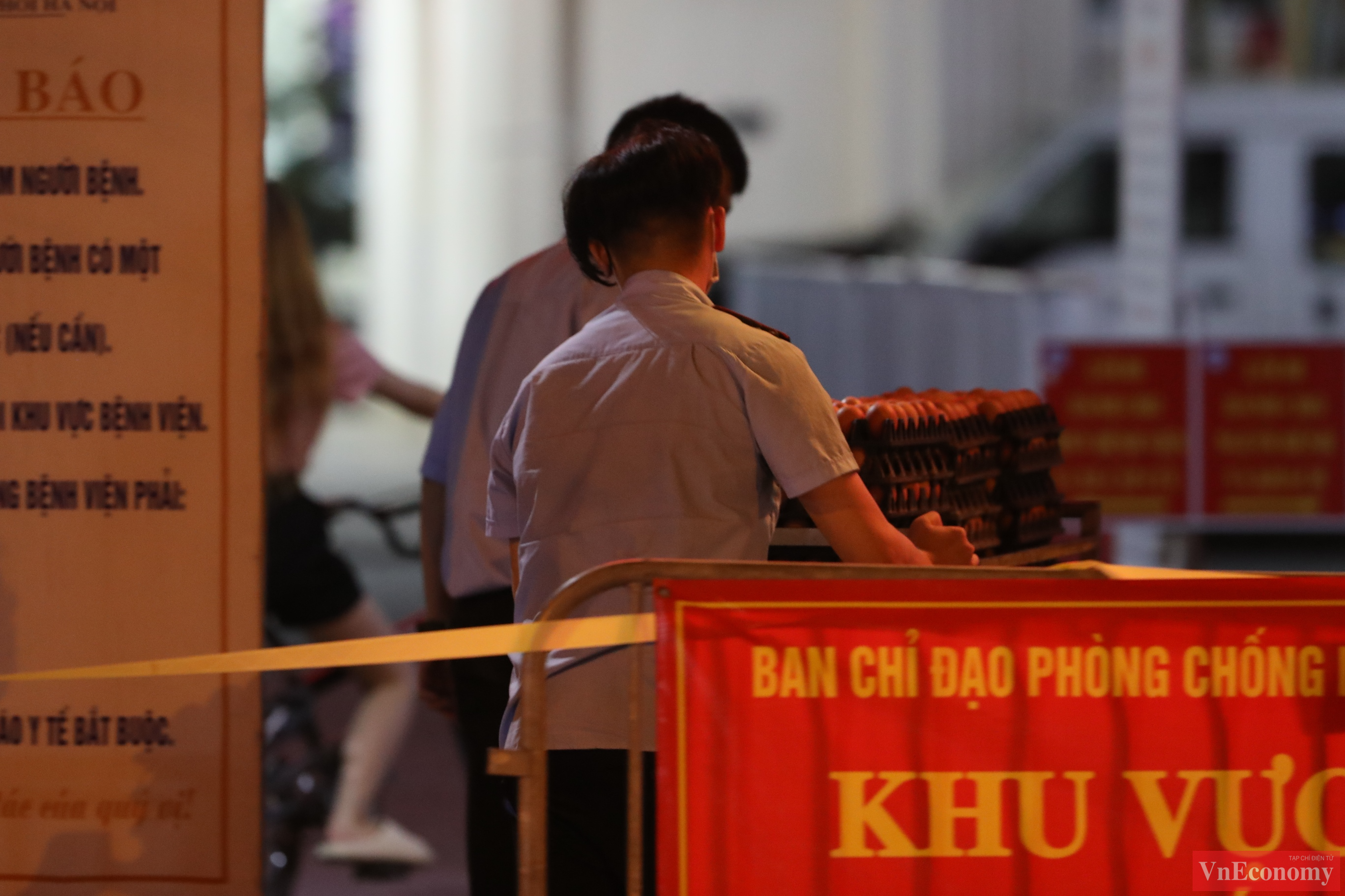Lương thực thực phẩm tiếp tế đ&atilde; được tập kết v&agrave;&nbsp;vận chuyển v&agrave;o bệnh viện ngay trong đ&ecirc;m.