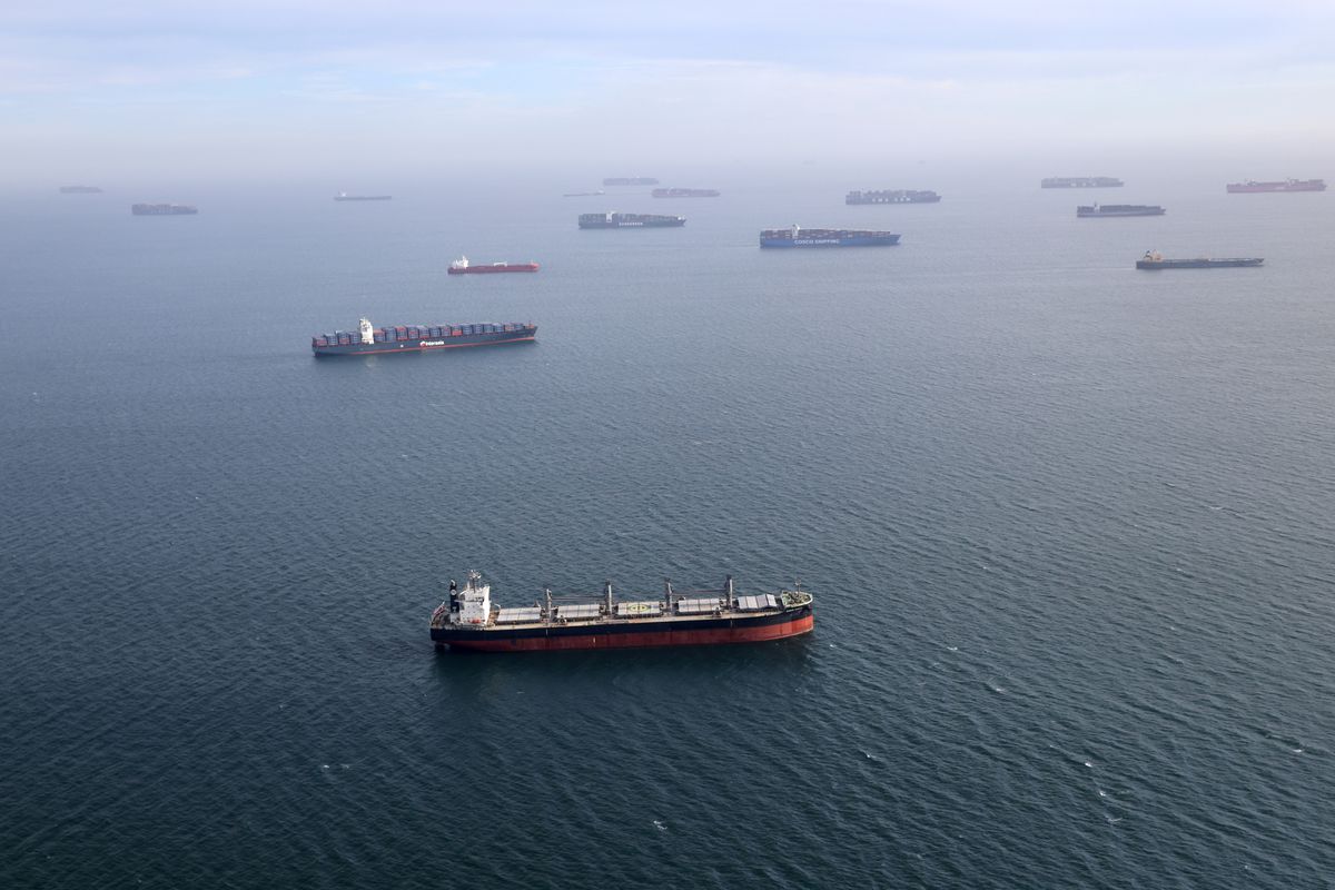 Những con t&agrave;u chở dầu v&agrave; t&agrave;u container vật vờ ngo&agrave;i khơi để chờ tới lượt v&agrave;o cảng Long Beach, California, Mỹ, hồi th&aacute;ng 4/2021 - Ảnh: Reuters.