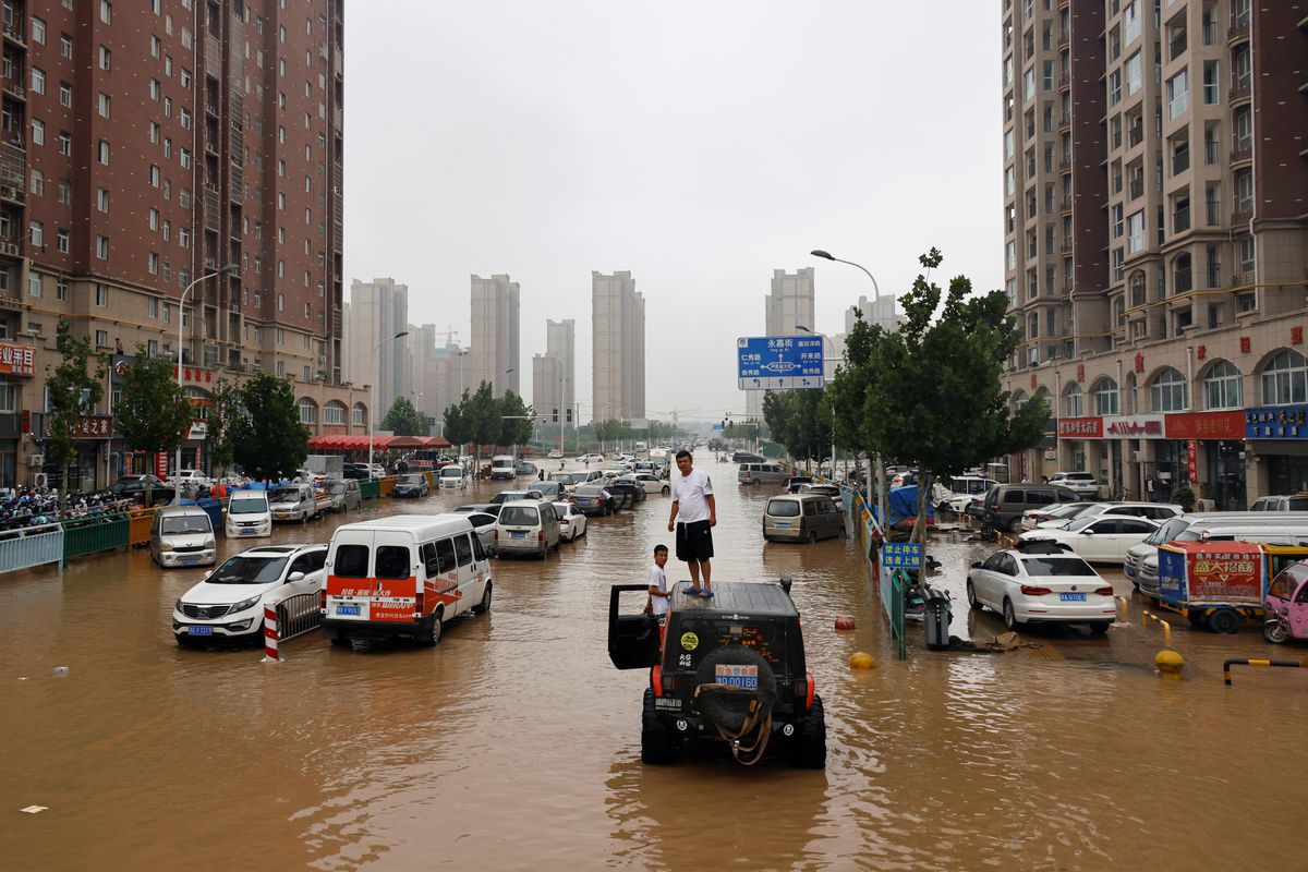 Mưa lớn gây lũ lụt nghiêm trọng ở Trịnh Châu, Hà Nam, Trung Quốc hôm 23/7 - Ảnh: Reuters.