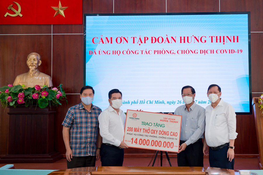 Ông Nguyễn Đình Trung - Chủ tịch Tập đoàn Hưng Thịnh (thứ 2 từ trái sang) trao tặng 200 máy thở oxy dòng cao trị giá 14 tỷ đồng cho ông Phan Văn Mãi - Ủy viên Trung ương Đảng, Phó Bí thư Thường trực Thành ủy Tp.HCM (thứ 2 từ phải sang).