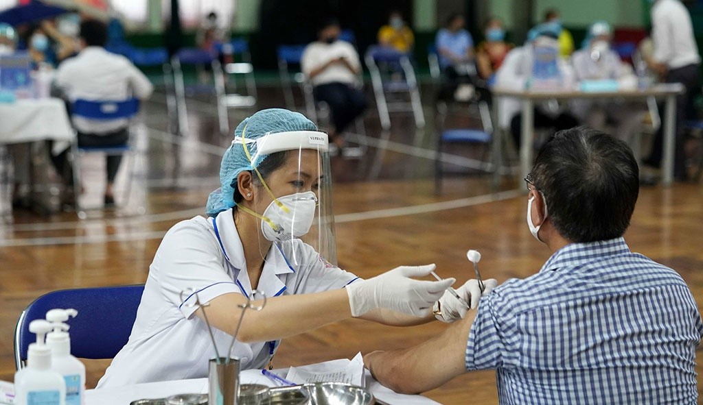 TP.HCM sẽ đẩy nhanh việc ti&ecirc;m vaccine trong những ng&agrave;y tới, mổ rộng thời gian ti&ecirc;m sau 18h.
