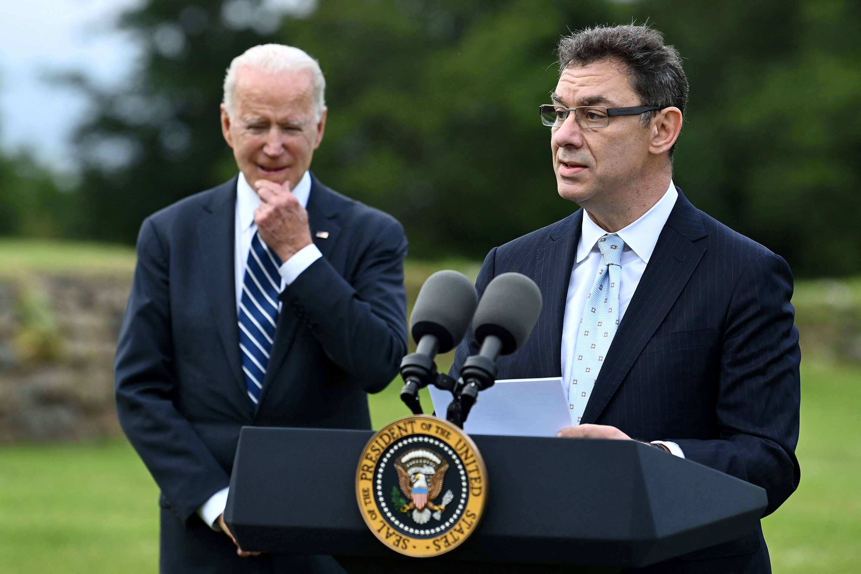 CEO Albert Bourla của Pfizer phát biểu cạnh Tổng thống Mỹ Joe Biden trước thềm hội nghị thượng đỉnh G7 ở Cornwall, Anh, tháng 6/2021 - Ảnh: Getty/Fortune.