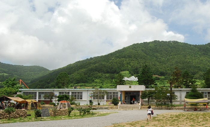 C&aacute;c tỉnh kh&aacute;c, như Gyeongsangnam - nơi c&oacute; tới 584 trường học bỏ hoang, đ&atilde; cho ph&eacute;p người thu&ecirc; biến c&aacute;c trường học bỏ hoang th&agrave;nh bảo t&agrave;ng. Ở huyện&nbsp;Namhae, tỉnh&nbsp;Gyeongsangnam, tr&ecirc;n nền của trường tiểu học Seongnam cũ đ&oacute;ng cửa v&agrave;o năm 1999, triển l&atilde;m nghệ thuật Kil Hyun được mở v&agrave;o năm 2010.