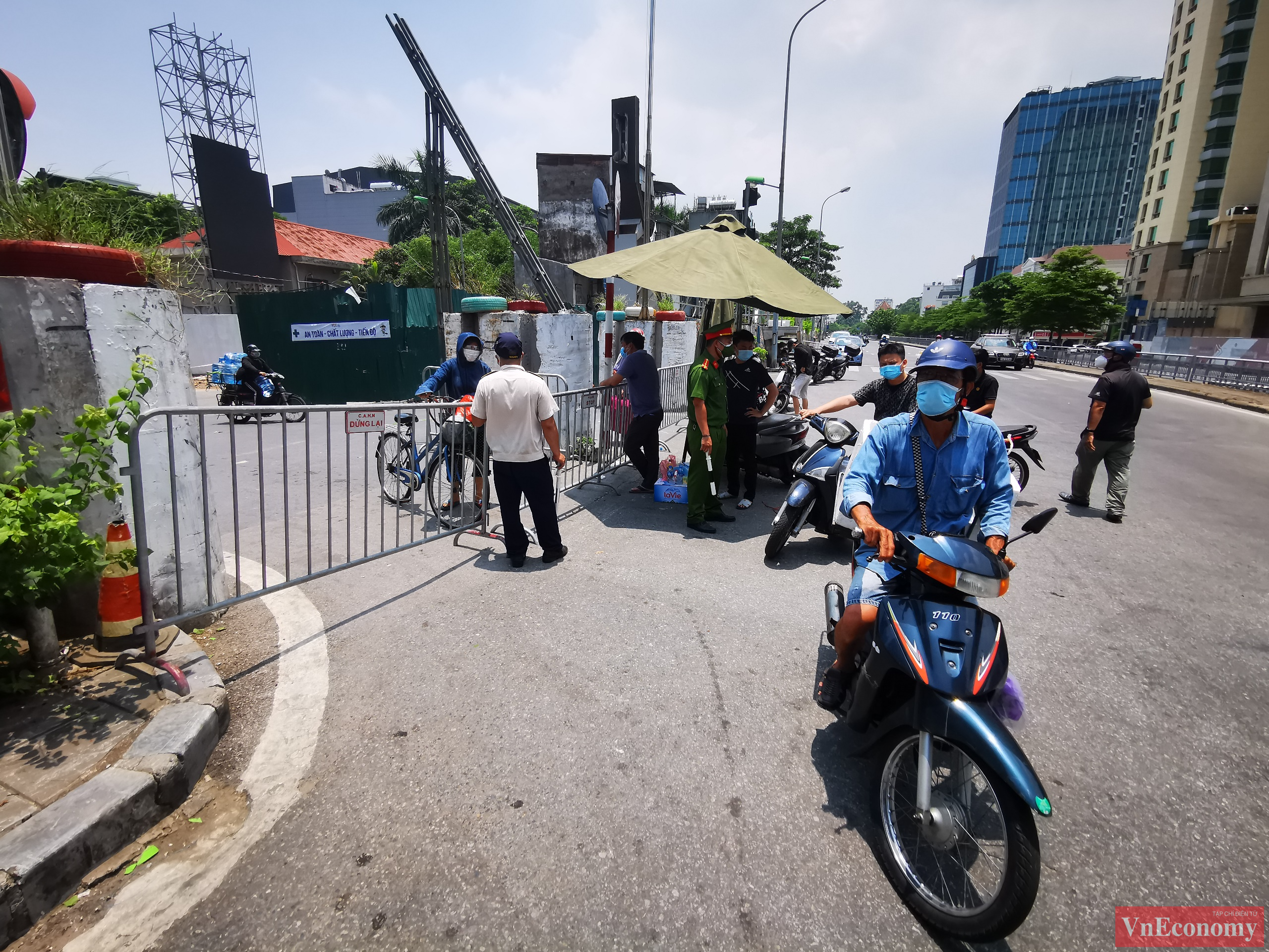 Quận Hoàn Kiếm đ&atilde; lập ho&agrave;ng loạt chốt kiểm soát; lực lượng tại mỗi chốt bao gồm: 1 cán bộ Công an quận hoặc 1 cán bộ Công an phường, 1 cán bộ dân quân, 1 cán bộ y tế phường, 1 thành viên tổ Covid-19 cộng đồng.