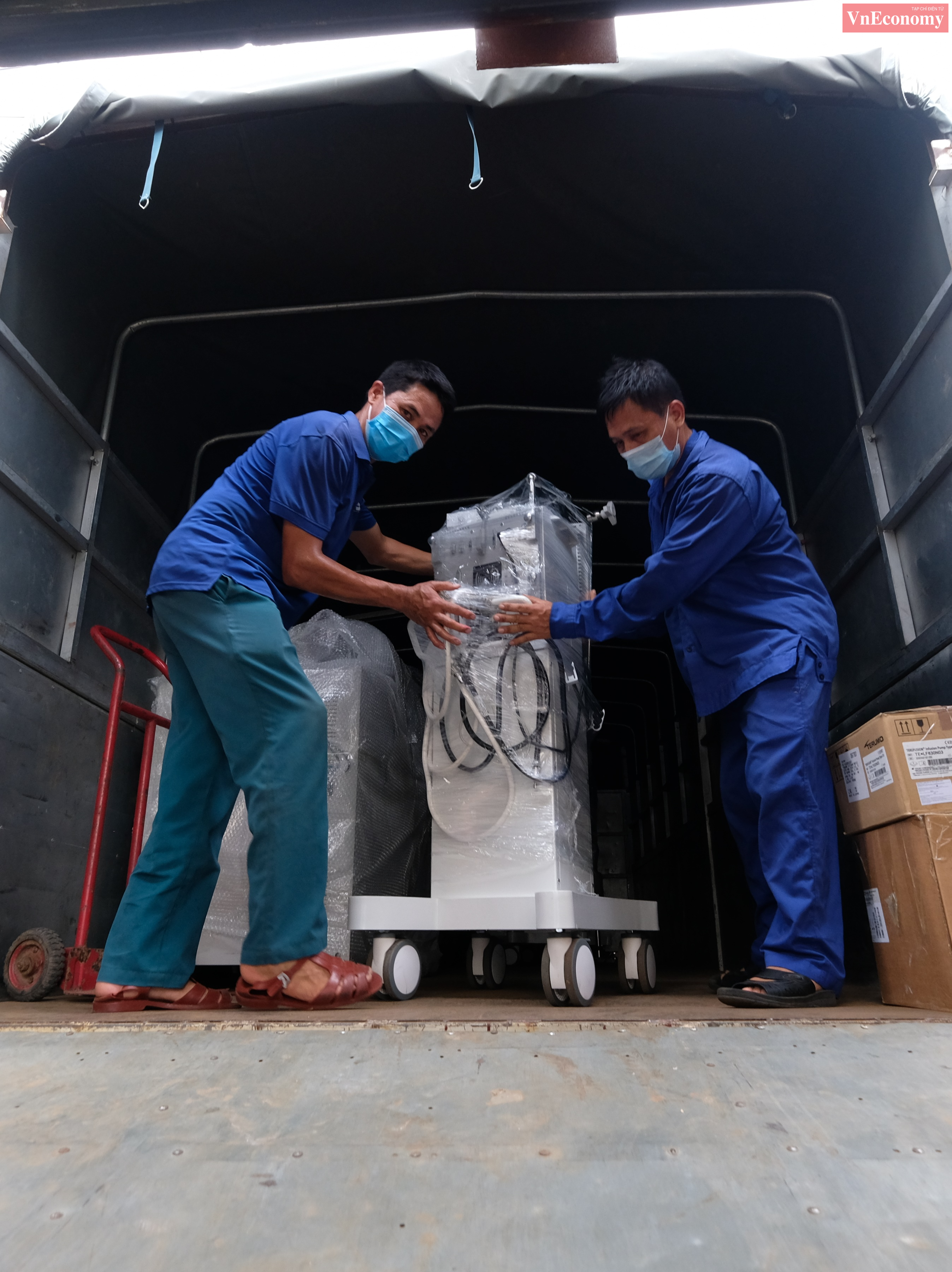 Biết được đ&acirc;y đều l&agrave; c&aacute;c trang thiết bị&nbsp; phục vụ cho c&ocirc;ng t&aacute;c chống dịch tại TP.HCM, c&aacute;c c&aacute;n bộ nh&acirc;n vi&ecirc;n tại Ga H&agrave; Nội rất khẩn trương t&iacute;ch cực nhưng vẫn v&ocirc; c&ugrave;ng cẩn thận để đảm bảo an to&agrave;n cho l&ocirc; vật tư y tế.
