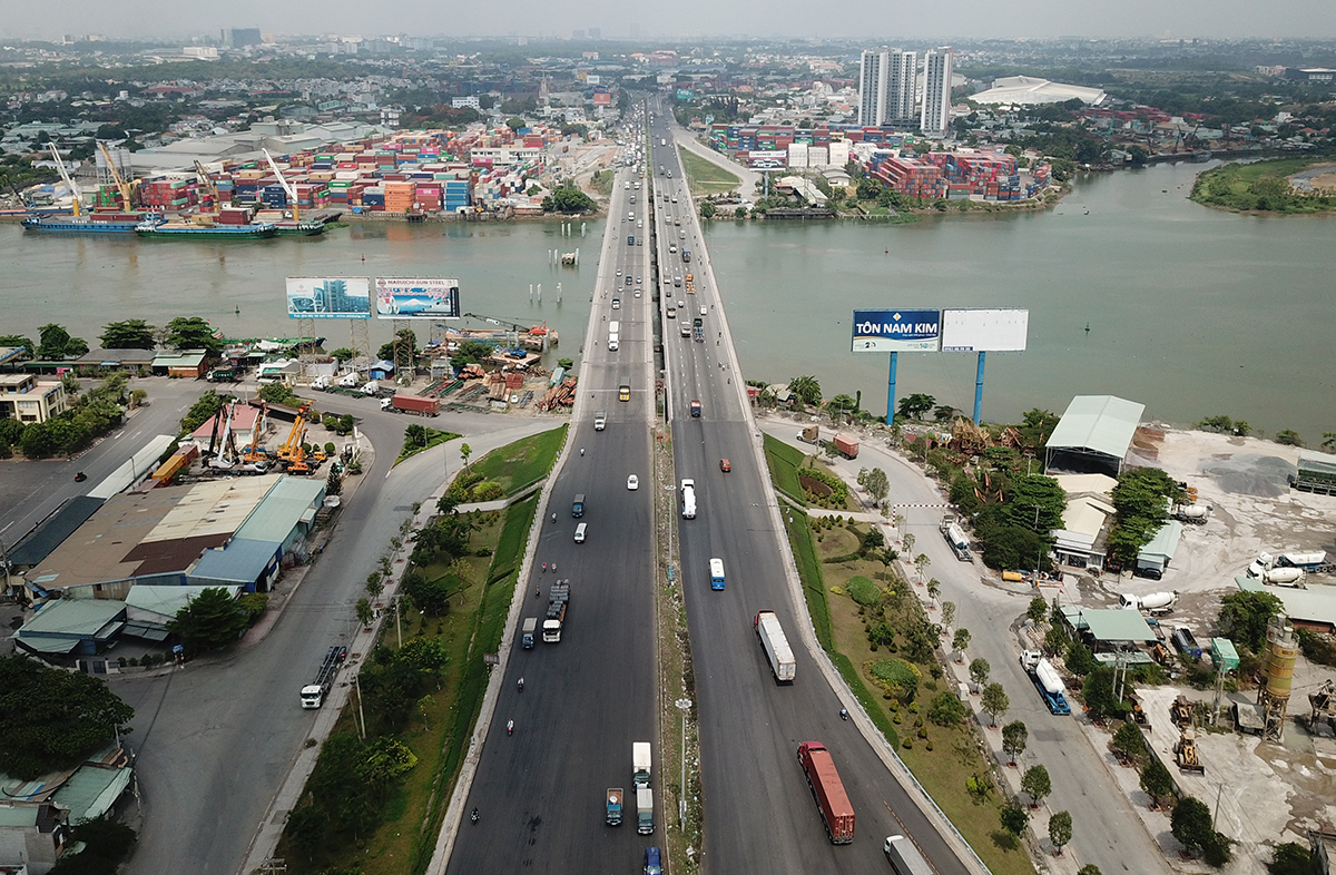 Cầu Đồng Nai bắc qua sông Đồng Nai nối TP. Biên Hòa và TP. Dĩ An, tỉnh Bình Dương.