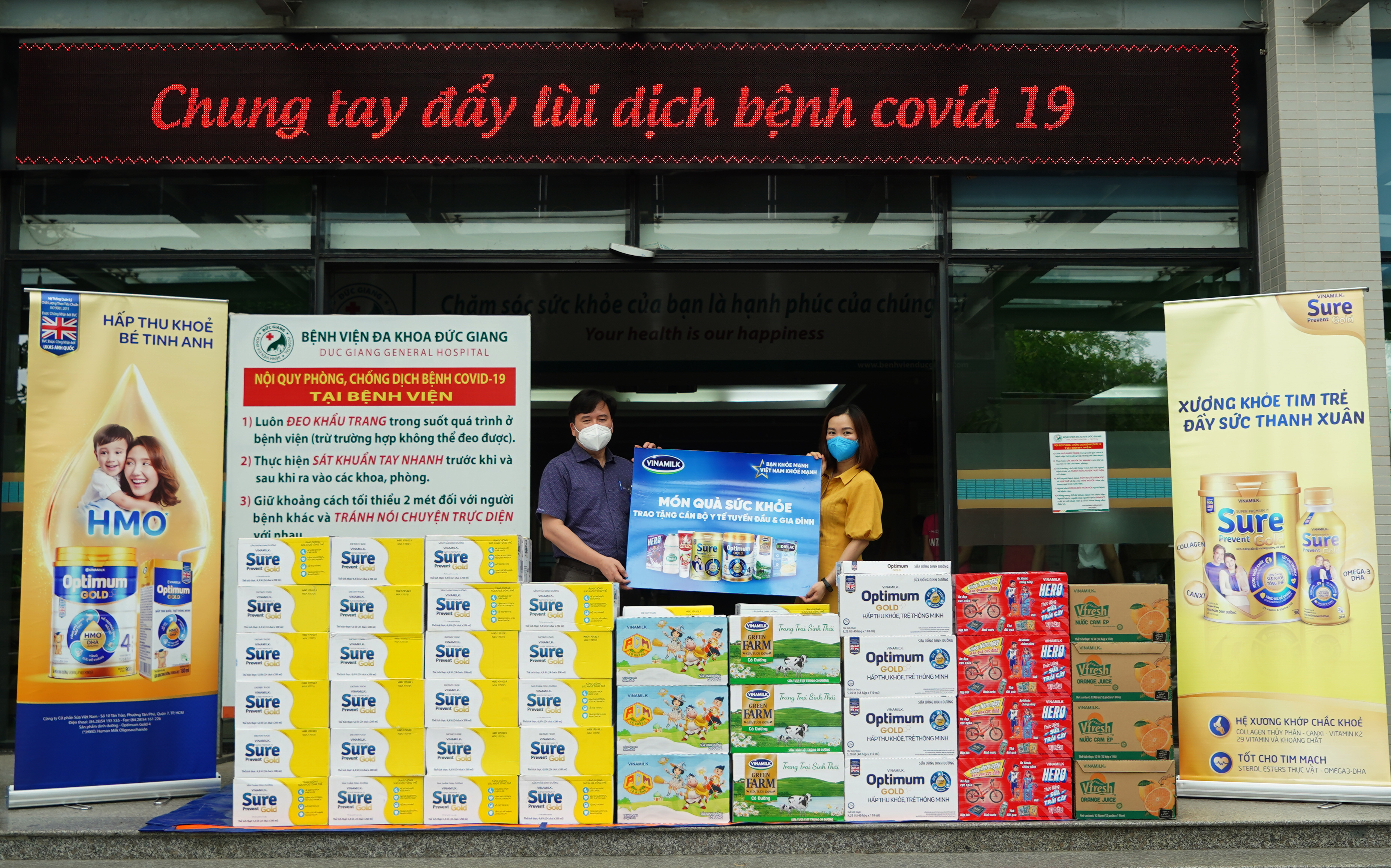 Song song với việc hỗ trợ người tiêu dùng, Vinamilk đã thực hiện nhiều chương trình vì cộng đồng như tiếp sức tuyến đầu tại 50 bệnh viện, tặng 45.000 phần quà cho người dân gặp khó khăn.