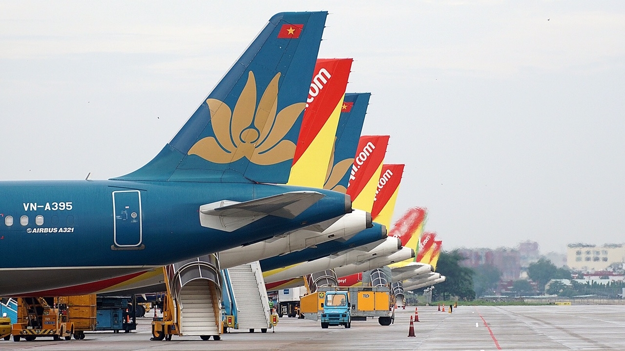Vừa&nbsp;phải chống lại những kh&oacute; khăn do dịch bệnh, c&aacute;c h&atilde;ng h&agrave;ng kh&ocirc;ng vừa phải đương đầu với những cơn &ldquo;s&oacute;ng dữ&rdquo; từ mạng x&atilde; hội.