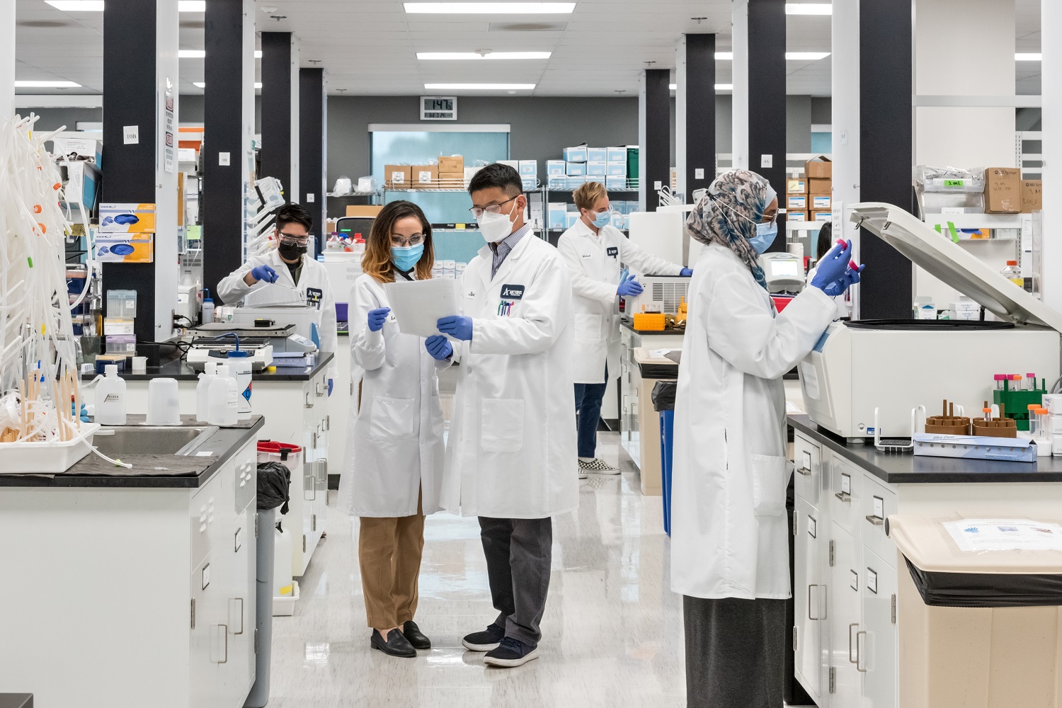 Các nhà khoa học của Arcturus Therapeutics (Mỹ) nghiên cứu vaccine trong phòng thí nghiệm.