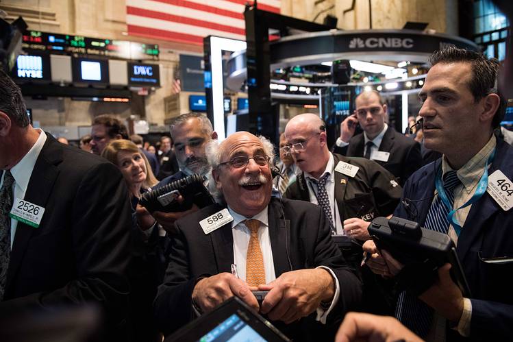 Cổ phiếu Apple và y tế đưa S&P 500 lên kỷ lục mới, giá dầu vẫn giảm