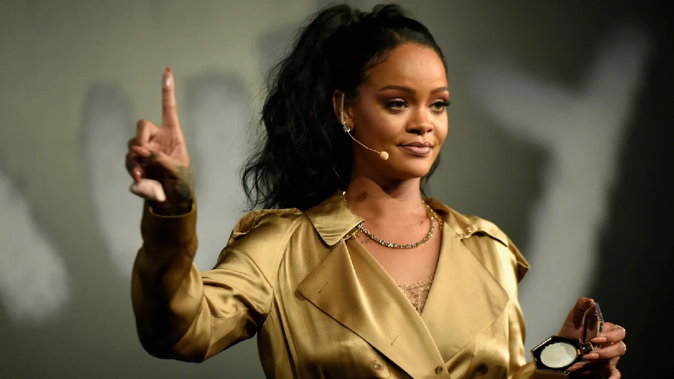 Ca sỹ Rihanna trở thành tỷ phú đô la nhờ mỹ phẩm và thời trang