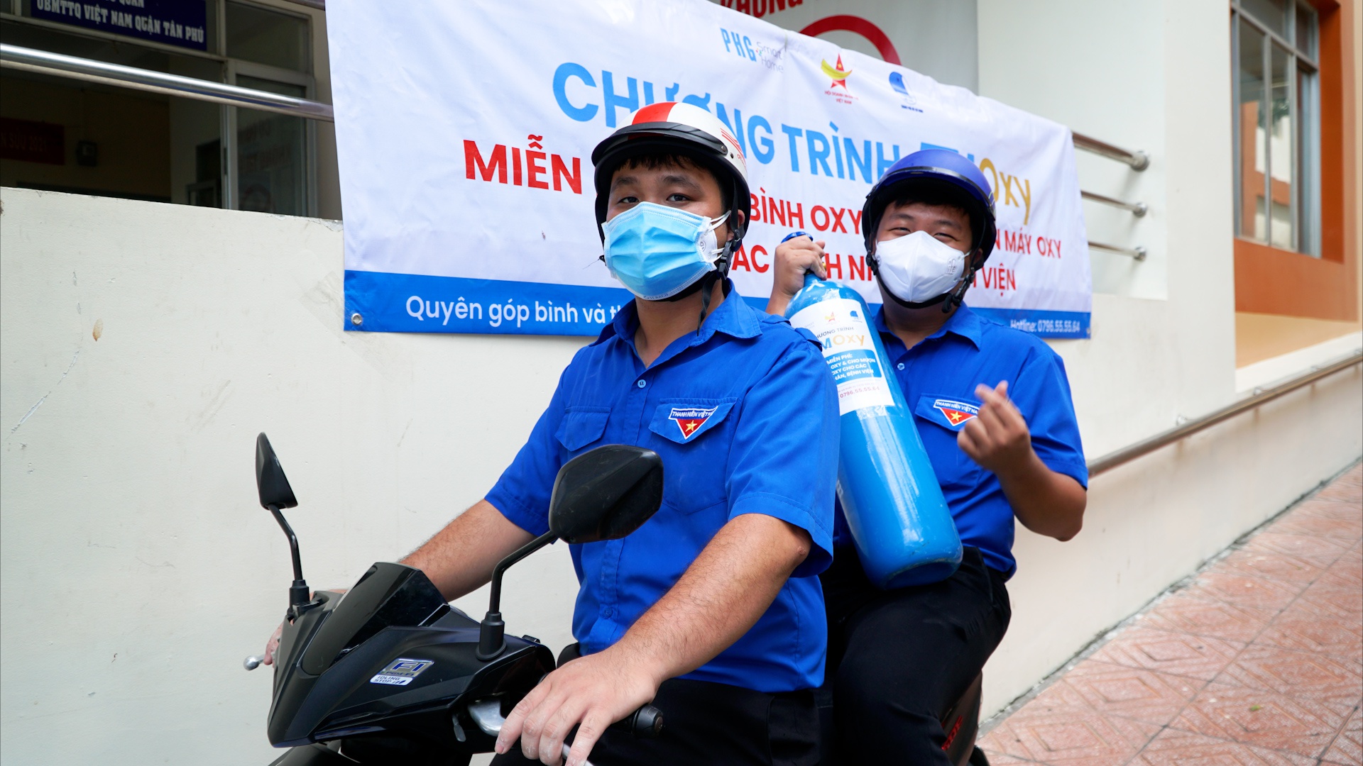 C&aacute;c t&igrave;nh nguyện vi&ecirc;n quận Đo&agrave;n sẽ chở oxy bằng xe m&aacute;y đến tận nh&agrave; cho c&aacute;c bệnh nh&acirc;n đang c&aacute;ch ly.