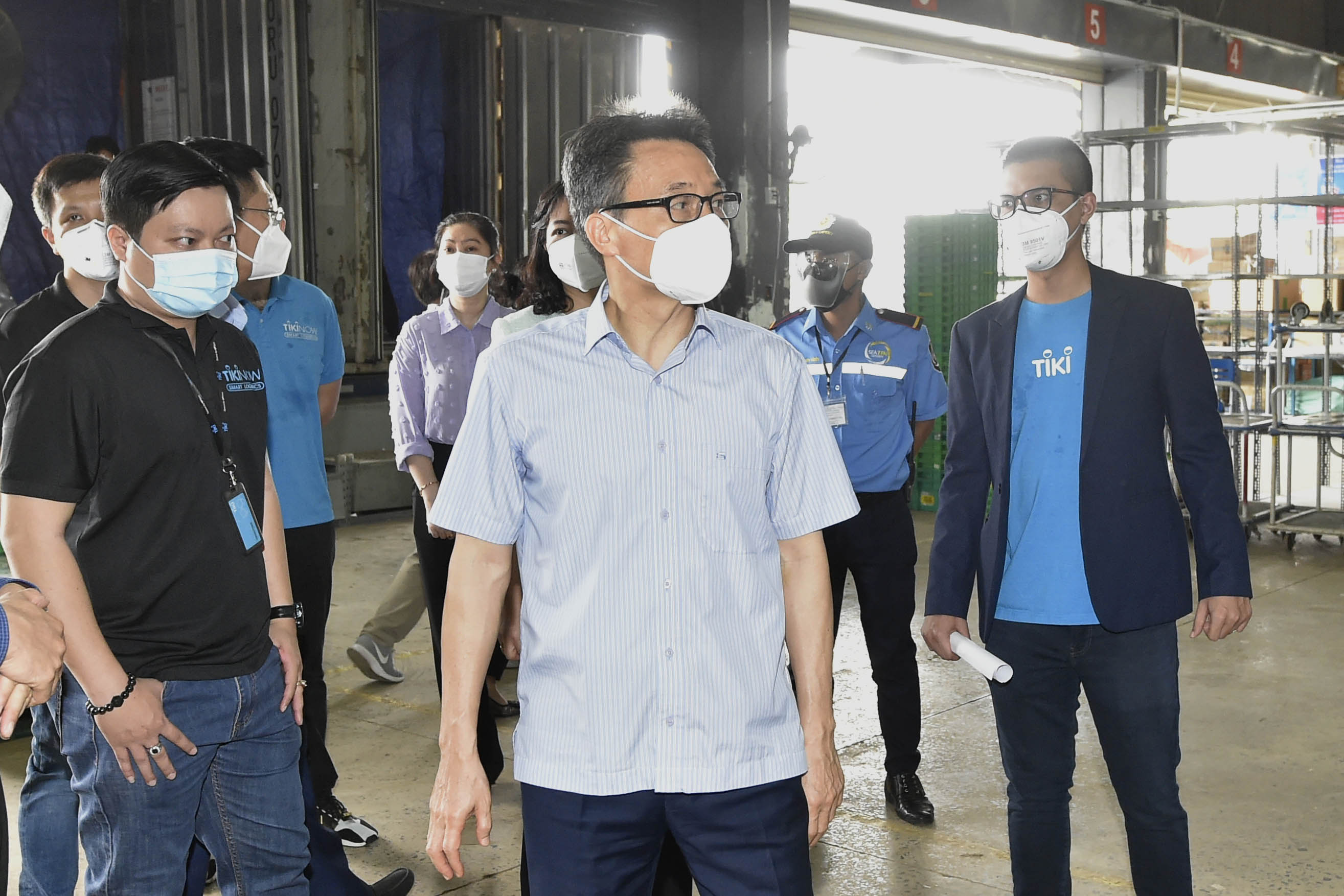 Ph&oacute; Thủ tướng Vũ Đức Đam kiểm tra kho h&agrave;ng của C&ocirc;ng ty TNHH Tikinow Smart Logistics. Ảnh - VGP.&nbsp;