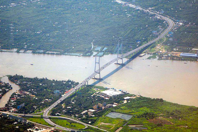 Cầu Mỹ Thuận, tỉnh Vĩnh Long là cầu dây văng  đầu tiên ở Việt Nam, nối 2 bờ sông Tiền ở hai tỉnh Vĩnh Long -Tiền Giang.
