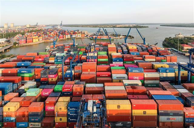 Sản lượng hàng hoá qua hệ thống cảng biển Việt Nam giữ đà tăng trưởng ấn tượng.