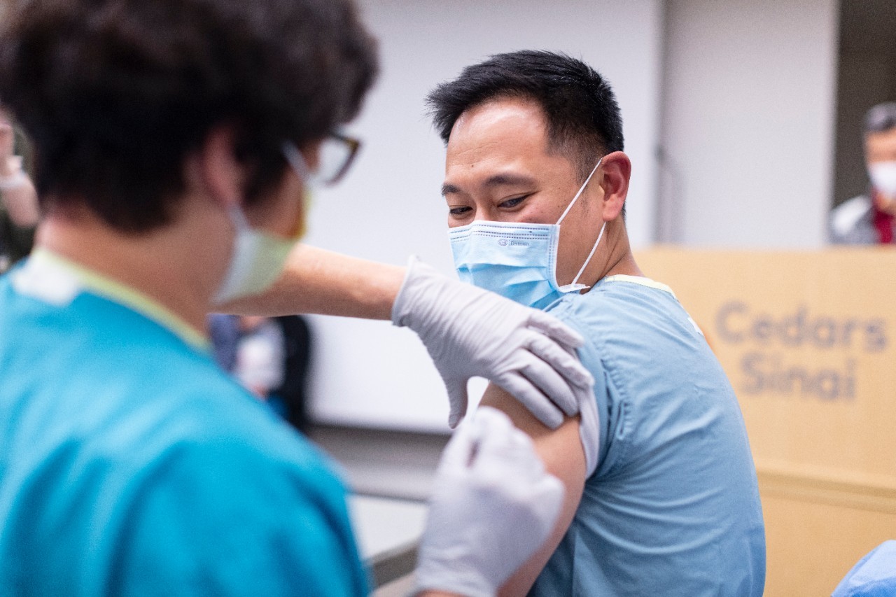 Những người đ&atilde; khỏi bệnh sau khi mắc Covid-19 vẫn n&ecirc;n ti&ecirc;m chủng, &iacute;t nhất l&agrave; 1 mũi vaccine.