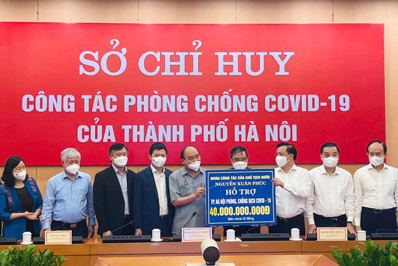 MB tham gia Đo&agrave;n c&ocirc;ng t&aacute;c của Chủ tịch nước Nguyễn Xu&acirc;n Ph&uacute;c, hỗ trợ UBND H&agrave; Nội, trao tặng 20 tỷ đồng g&oacute;p phần c&ugrave;ng thủ đ&ocirc; trong c&ocirc;ng t&aacute;c ph&ograve;ng, chống, đẩy l&ugrave;i dịch bệnh.