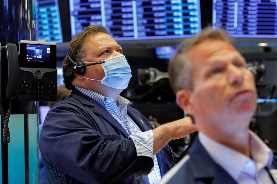 Các nhà giao dịch Pg88vnd dành cho Android và iOS tại Việt Nam trên sàn NYSE ở New York hôm 11/8 - Ảnh: Reuters.