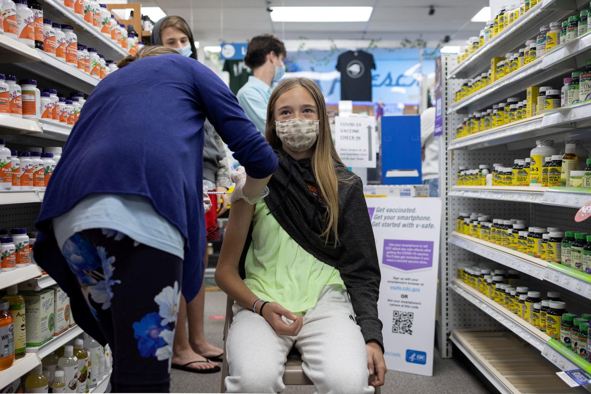 Một b&eacute; g&aacute;i 13 tuổi được ti&ecirc;m ph&ograve;ng Covid-19 bằng vaccine Pfizer tại một hiệu thuốc ở Pennsylvania, Mỹ, th&aacute;ng 5/2021 - Ảnh: Reuters.