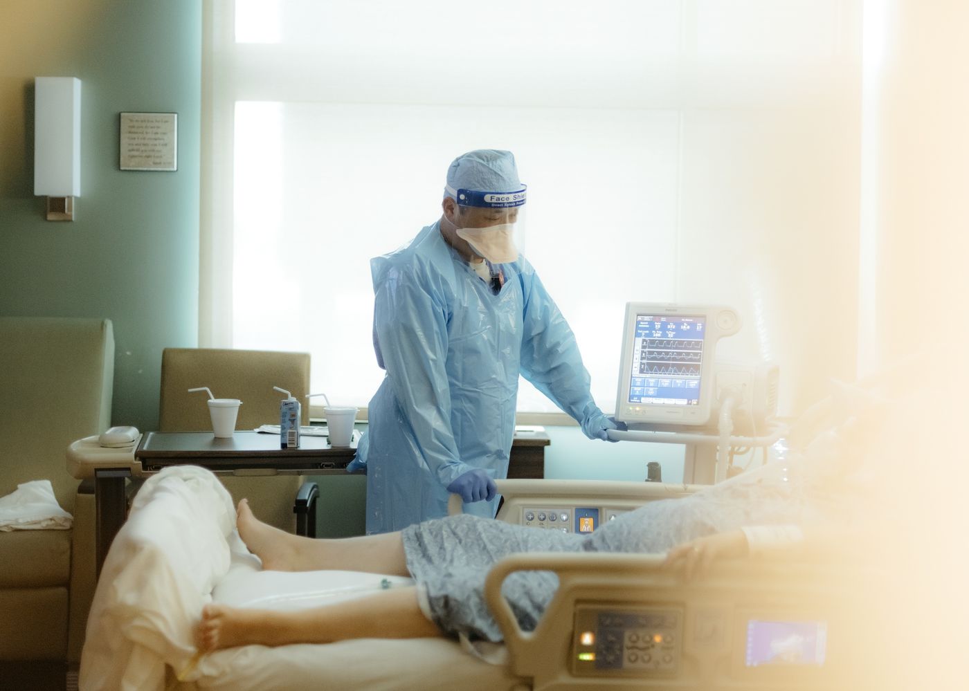 Một y t&aacute; đang chăm s&oacute;c một bệnh nh&acirc;n Covid nặng ở Arkansas, Mỹ, th&aacute;ng 8/2021 - Ảnh: Bloomberg.