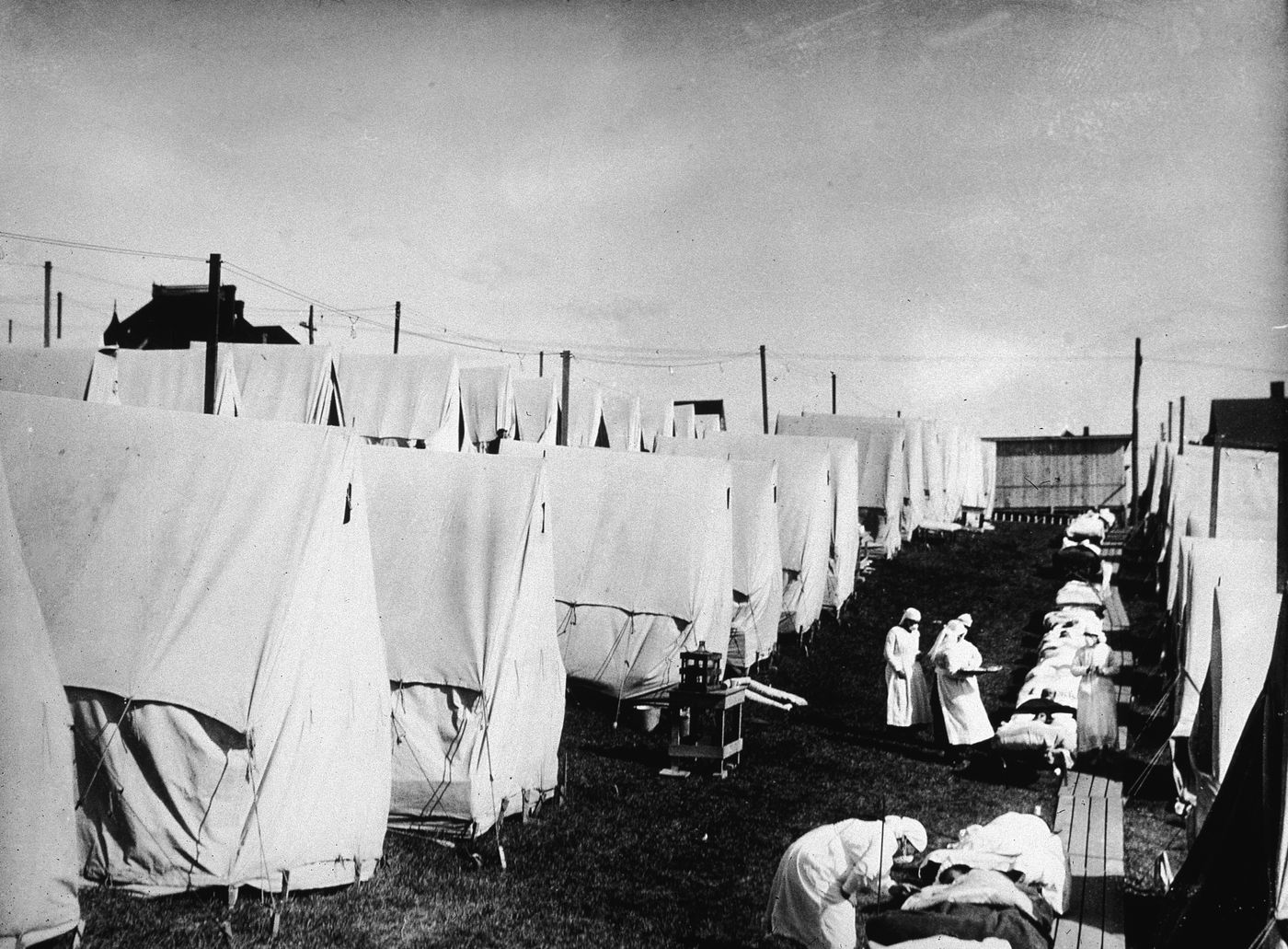 Y t&aacute; chăm s&oacute;c bệnh nh&acirc;n trong đại dịch c&uacute;m T&acirc;y Ban Nha ở&nbsp;Massachusetts, Mỹ, năm 1918 - Ảnh: Getty.