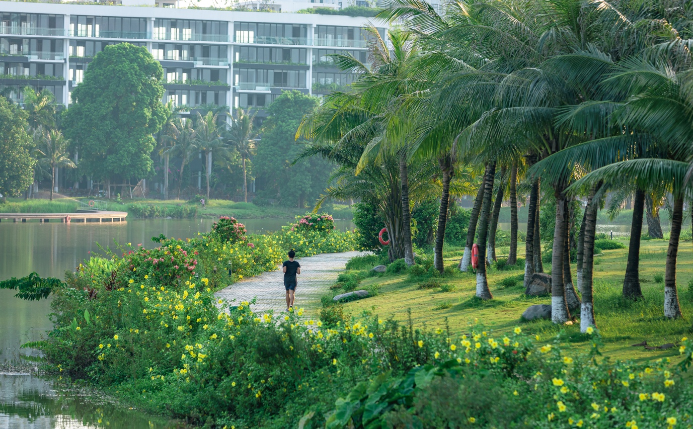 Từ ng&agrave;y về Ecopark, M&acirc;y kh&ocirc;ng c&ograve;n ngủ nướng, th&iacute;ch chạy ven hồ mỗi s&aacute;ng.