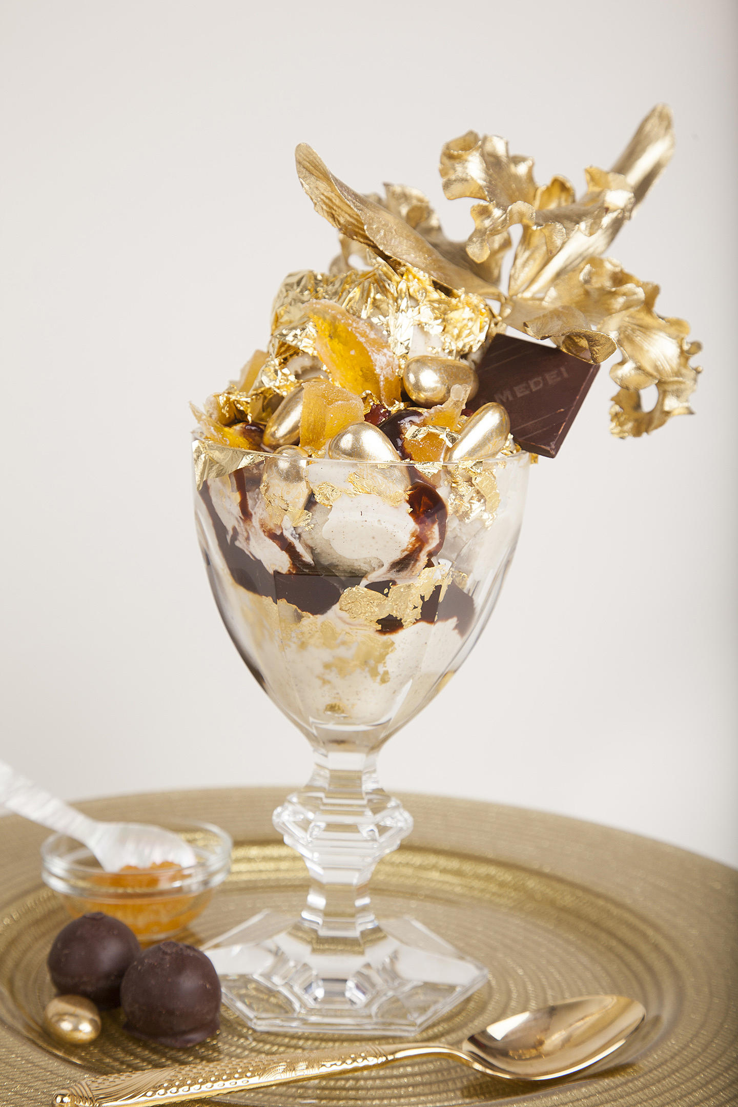 Ly kem Golden Opulence Sundae sang trọng, lộng lẫy.