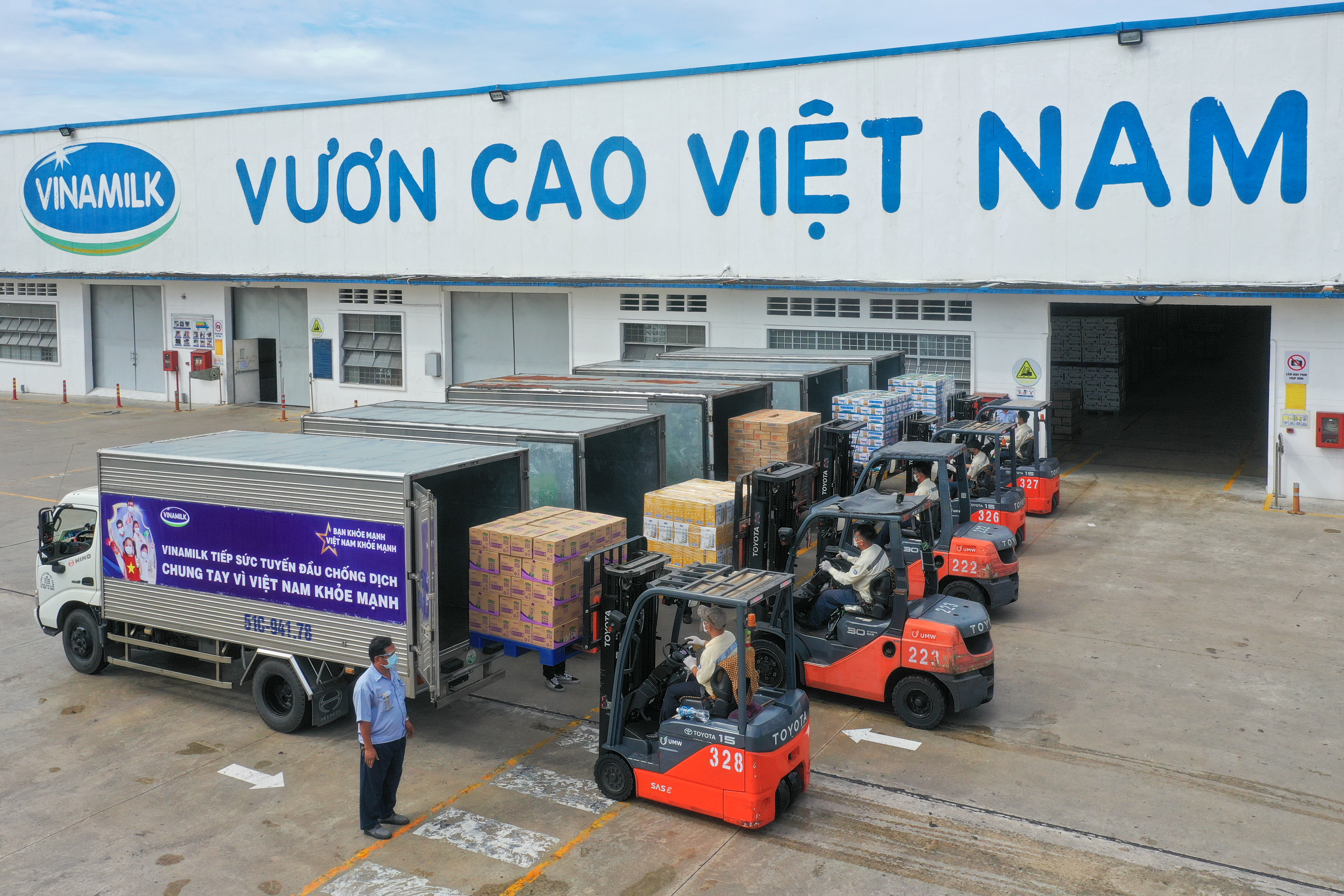 C&aacute;c chuyến xe với lời ch&uacute;c &ldquo;Tuyến đầu khỏe mạnh, v&igrave; Việt Nam khỏe mạnh&rdquo; của Vinamilk mang theo m&oacute;n qu&agrave; sức khỏe đến với tuyến đầu.