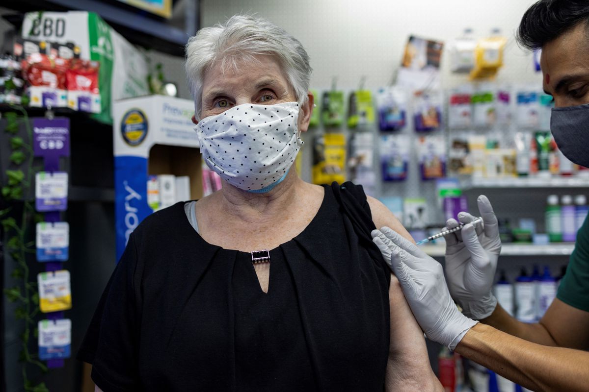 Một người cao tuổi tiêm nhắc lại vaccine Covid-19 do Pfizer sản xuất tại nhà thuốc Skippack Pharmacy ở Schwenksville, Pennsylvania, Mỹ, hôm 14/8/2012 - Ảnh: Reuters.