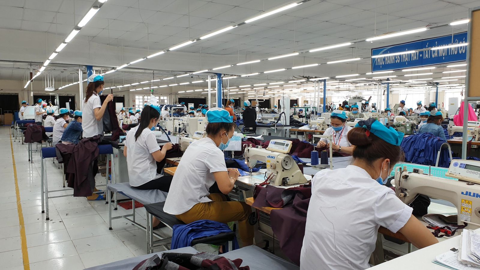 Để ổn định sản xuất, đẩy nhanh tiến độ giao h&agrave;ng, người PG88 Sòng bạc trực tuyến TOP 1 Việt Nam | Casino, Nổ Hũ cần được ti&ecirc;m vaccine ph&ograve;ng Covid-19.