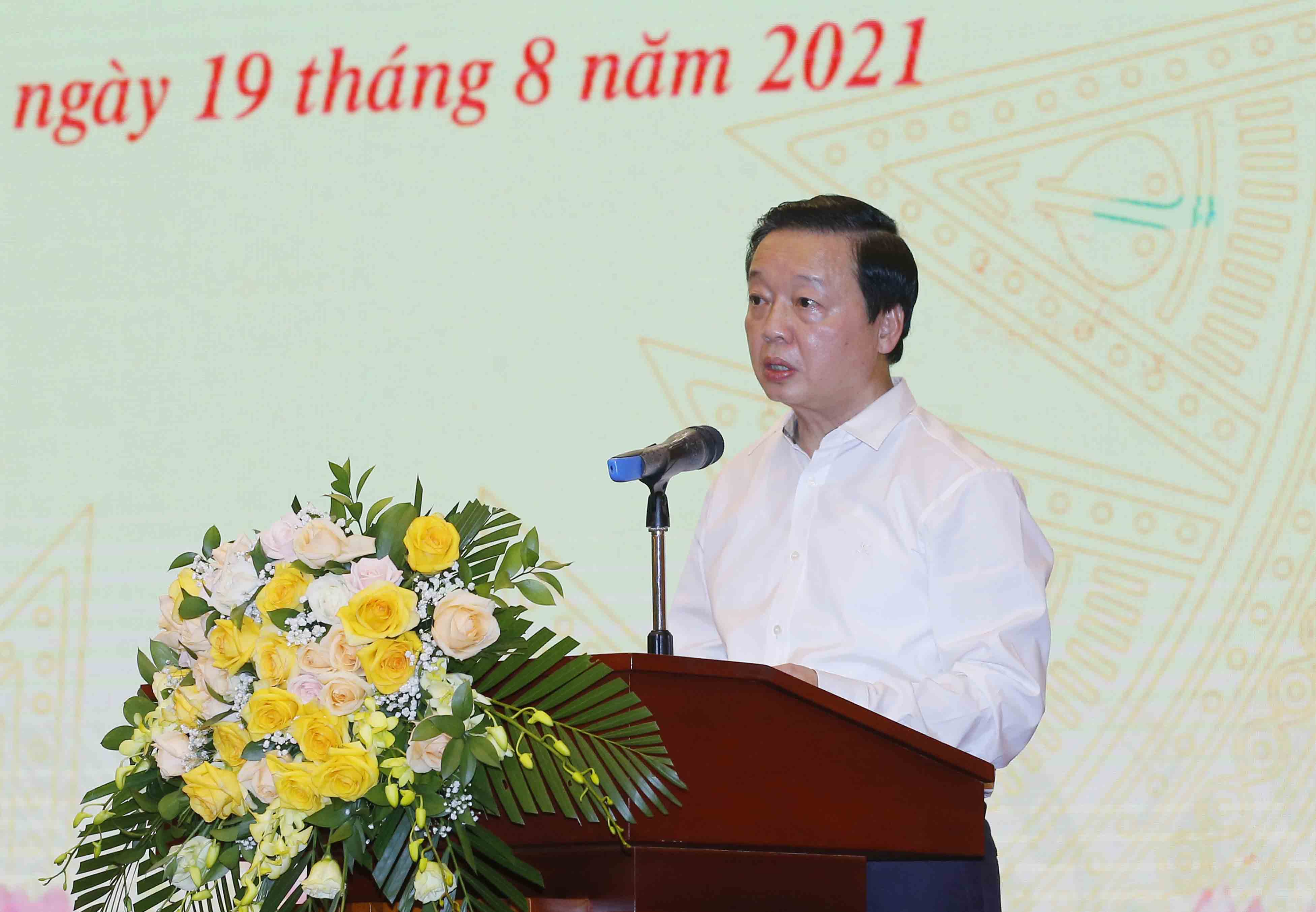 Bộ trưởng Bộ T&agrave;i nguy&ecirc;n v&agrave; M&ocirc;i trường Trần Hồng H&agrave; b&aacute;o c&aacute;o về việc triển khai x&acirc;y dựng dự &aacute;n Luật Đất đai (sửa đổi) - Ảnh: Quochoi.vn