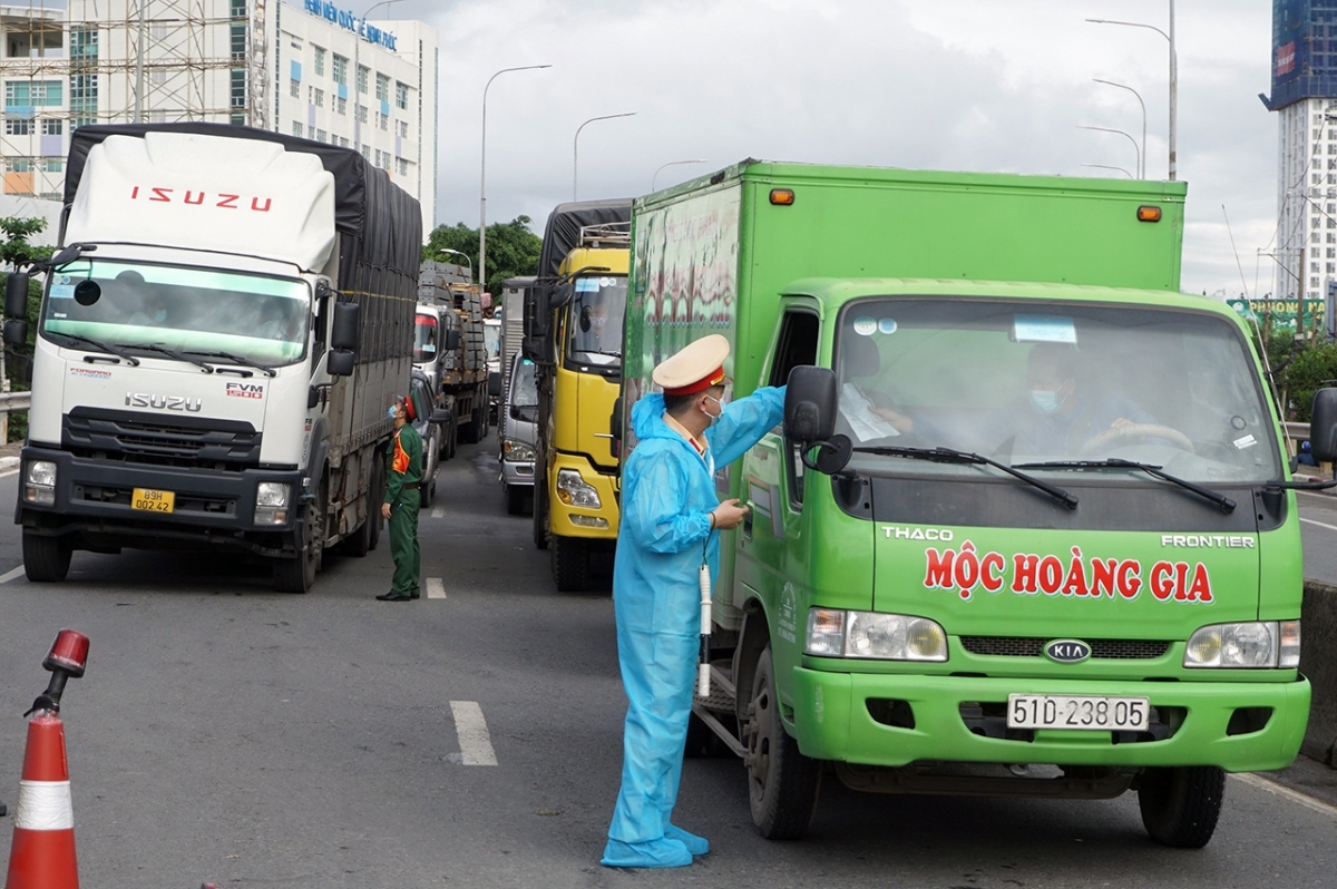 Xe vận tải "luồng xanh" phải khai báo y tế hệ thống phần mềm quản lý công dân vùng dịch 