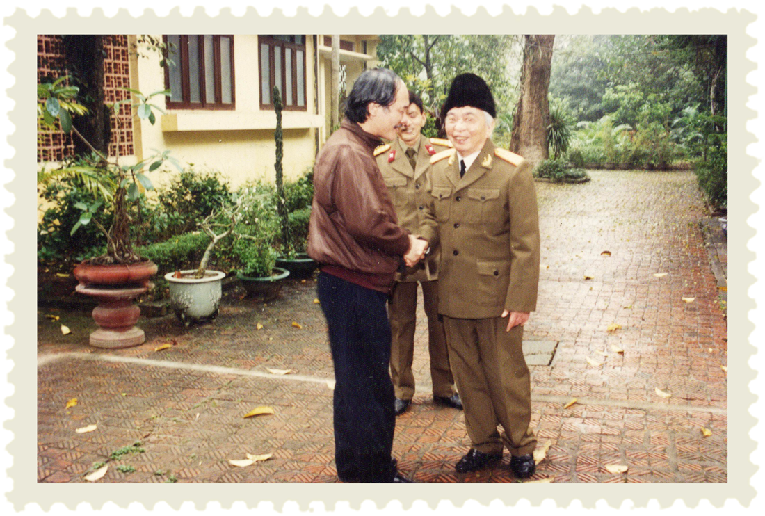 Chia tay Đại tướng sau cuộc phỏng vấn tại khu&ocirc;n vi&ecirc;n khu biệt thự số 30 Ho&agrave;ng Diệu, H&agrave; Nội. Ảnh: Quang Vang. &nbsp;